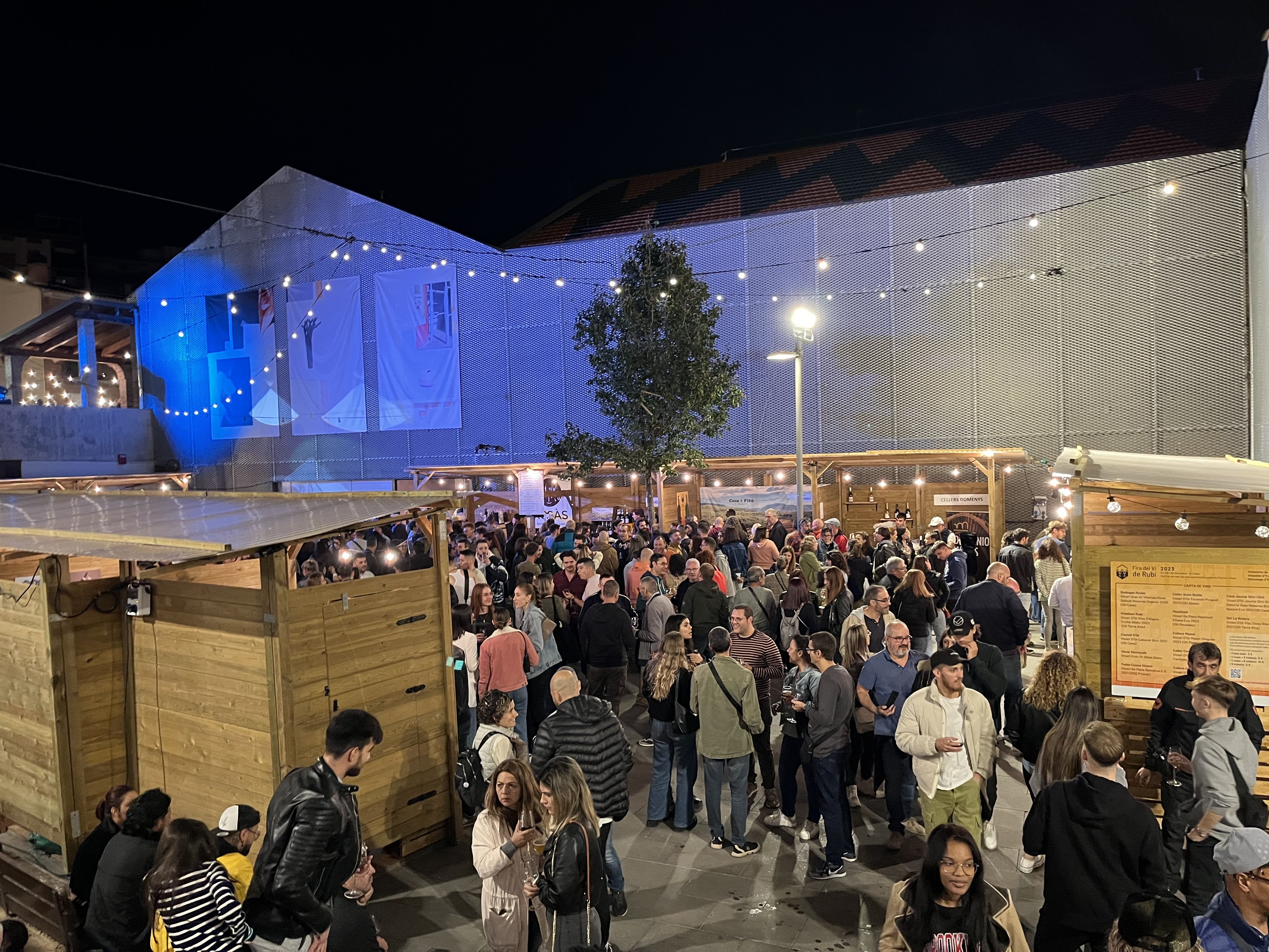 A la nit, centenars d'assistents han volgut tastar els millors vins de Catalunya. Foto: Redacció