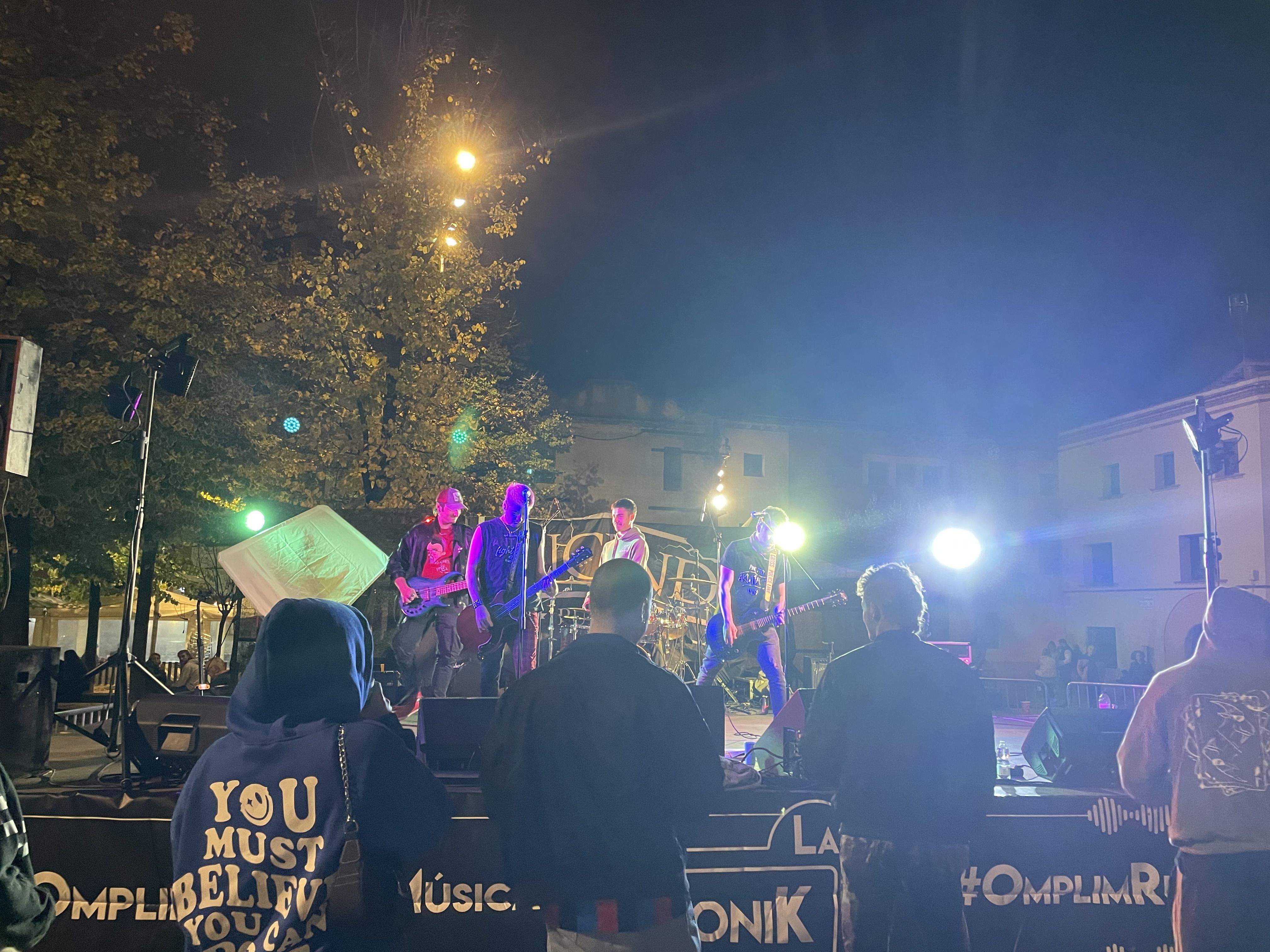La música i el show han omplert la plaça Doctor Guardiet amb la sisena edició del Kastanyasso. FOTO: E.L.