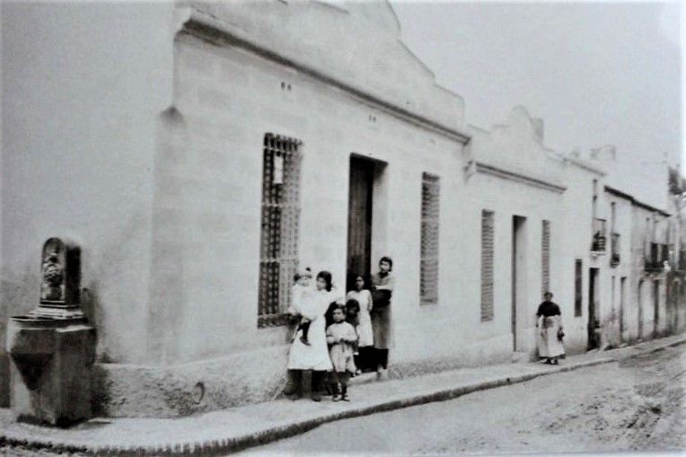 Una cantonada del carrer de Llobateras, anys 20. FOTO: Maria Rusiñol i Font. Llibre L'Abans