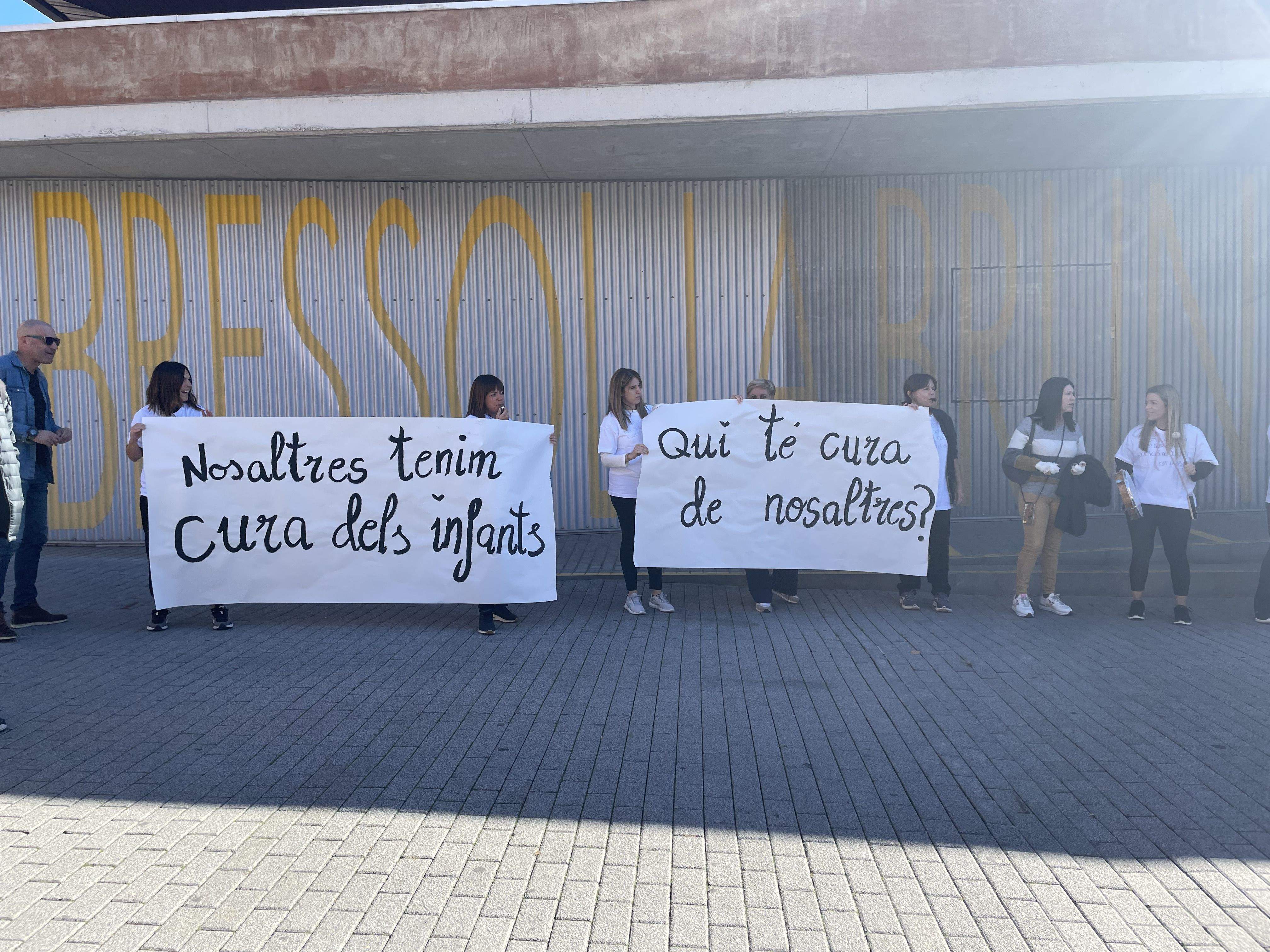 Treballadores de l'escola La Bruna es manifesten per demanar més personal. FOTO: E.L.