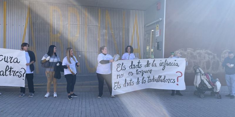 Treballadores de l'escola La Bruna es manifesten per demanar més personal. FOTO: E.L.