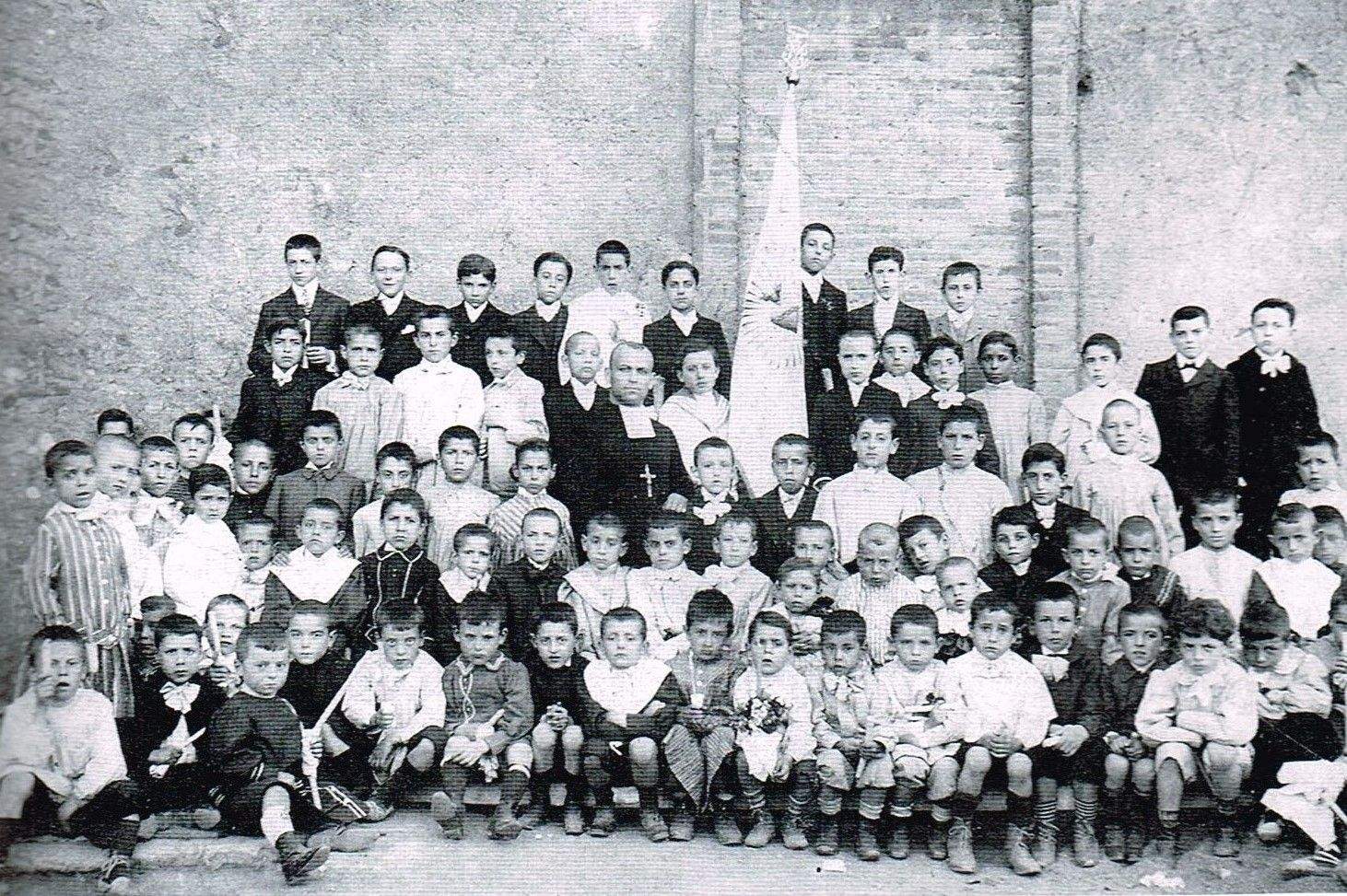 Alumnes i director del primer col·legi dels Maristes de Rubí, 1897. FOTO: Arxiu Fotogràfic del Museu de Rubí