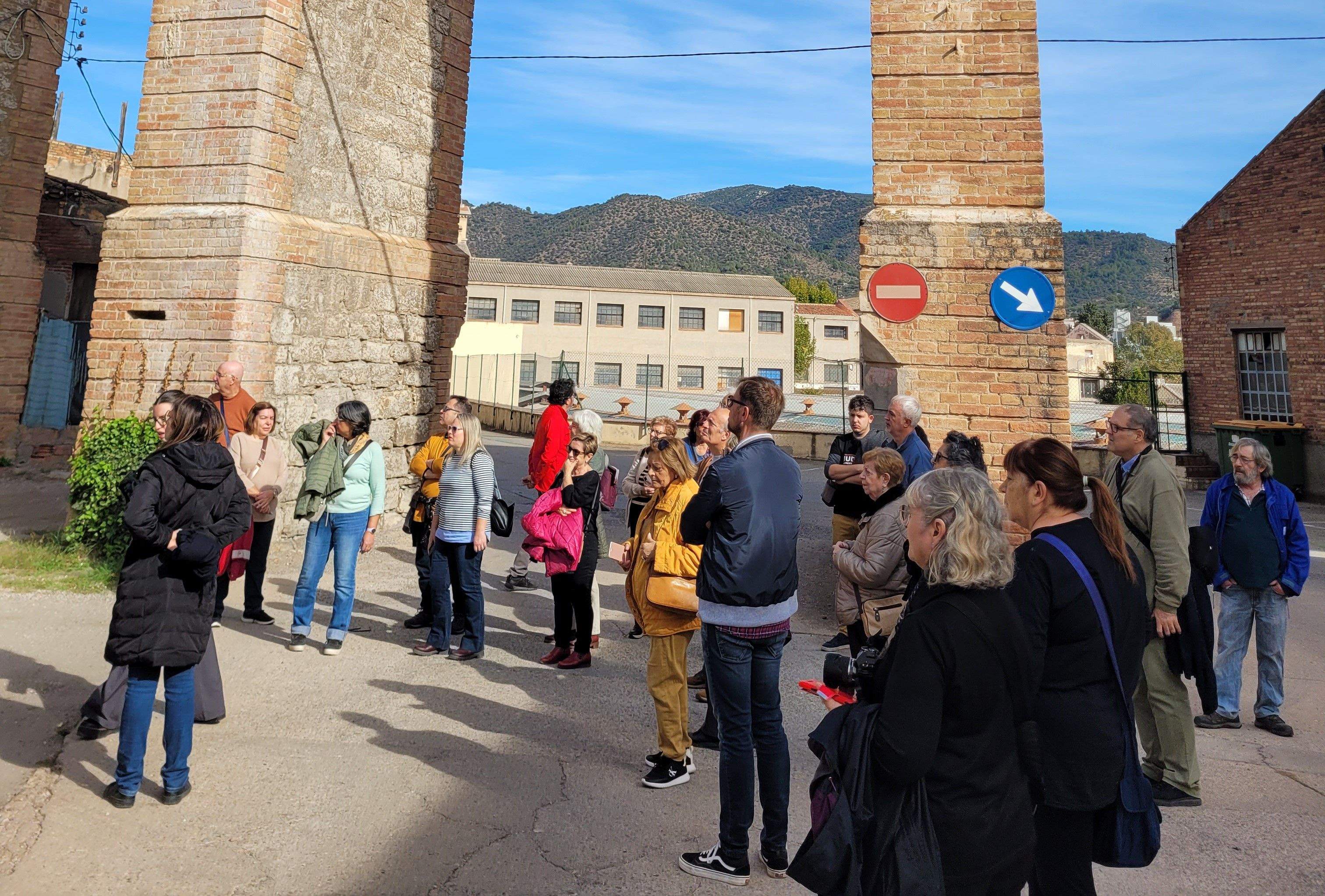 Més d'una vintena de persones gaudeixen de la visita a la Colònia Sedó. FOTO: Cedida