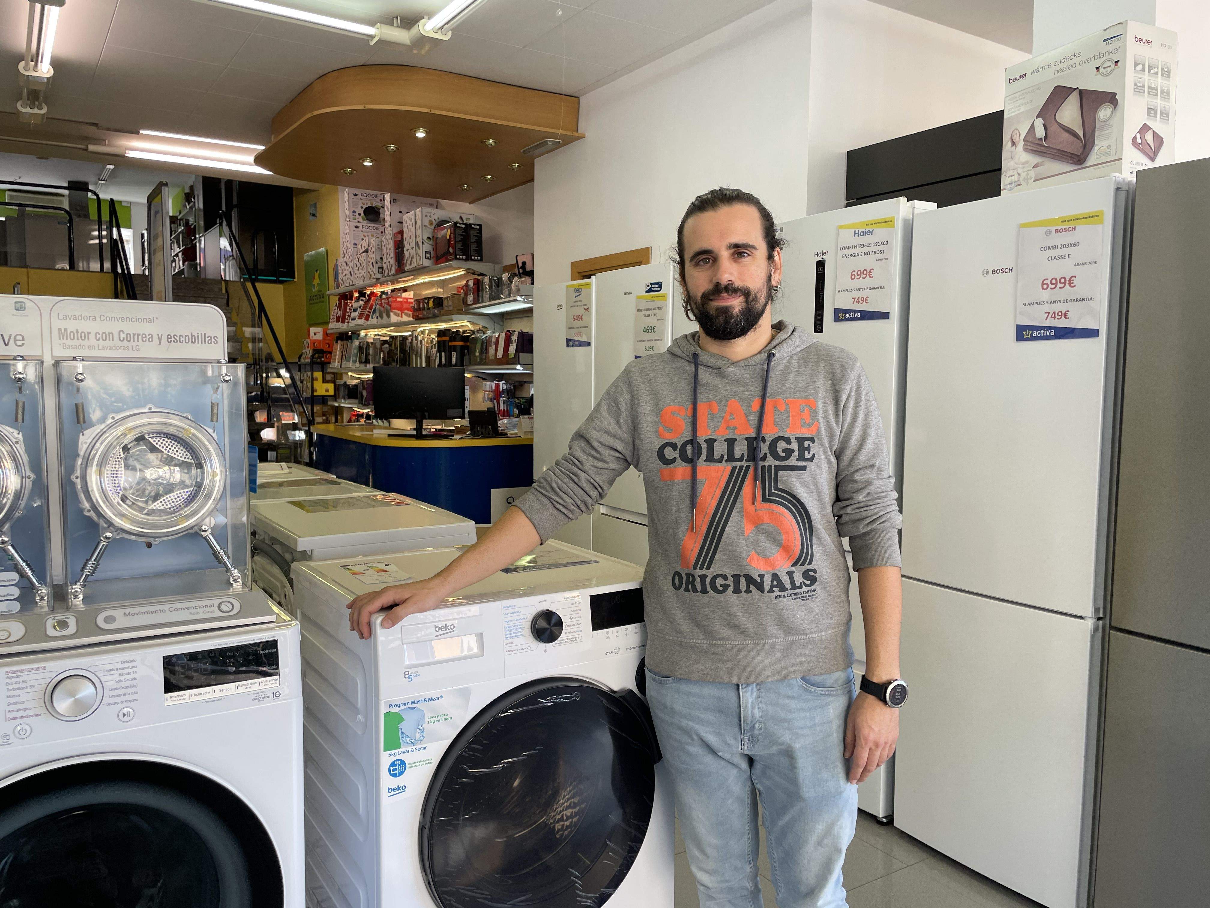 Maurici Sampons dins de la botiga Vila Activa. FOTO: Estela Luengo