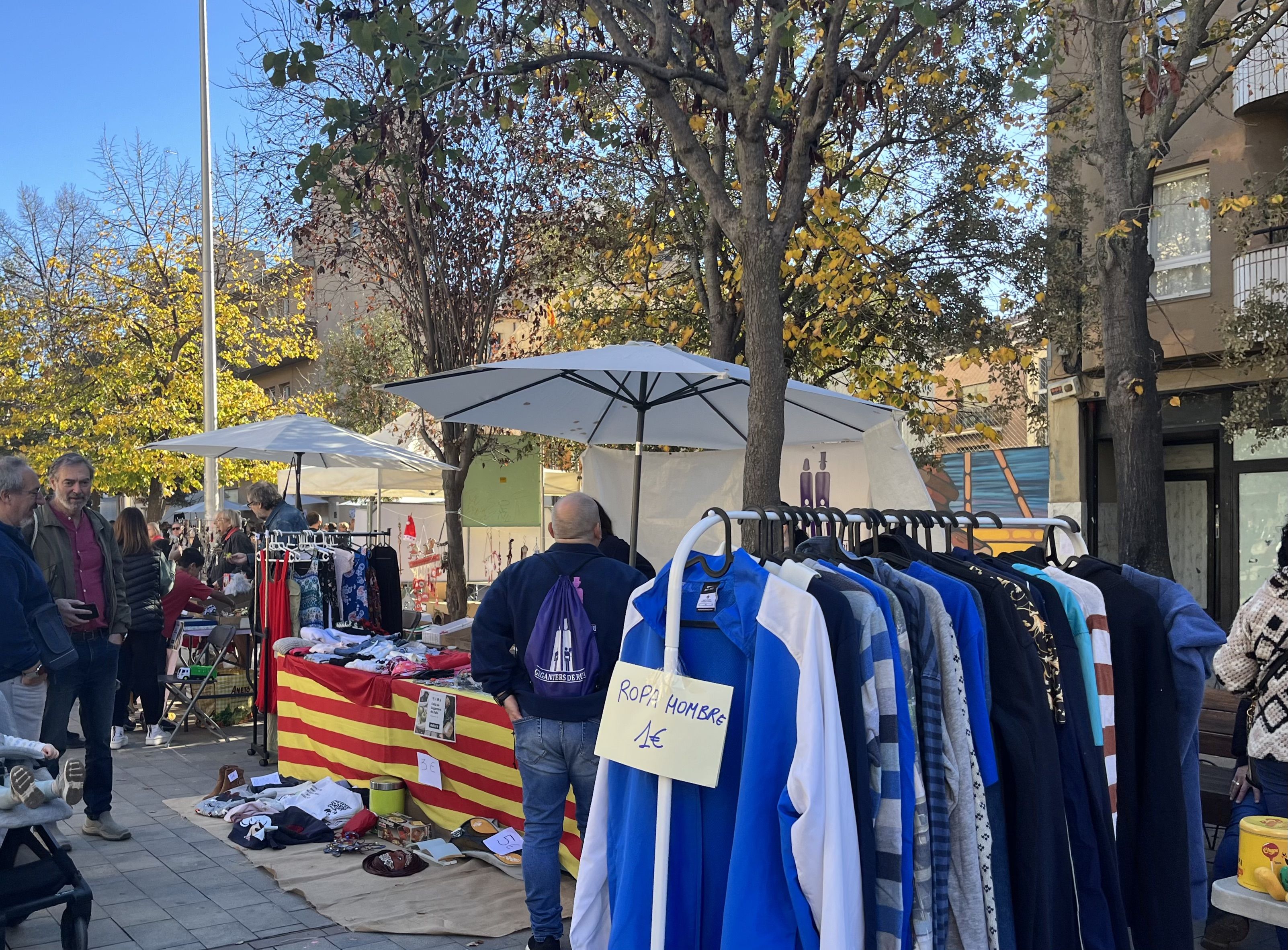 Diverses AFAs de Rubí han posat les seves paradetes per a vendre productes de segona mà. Foto: Redacció