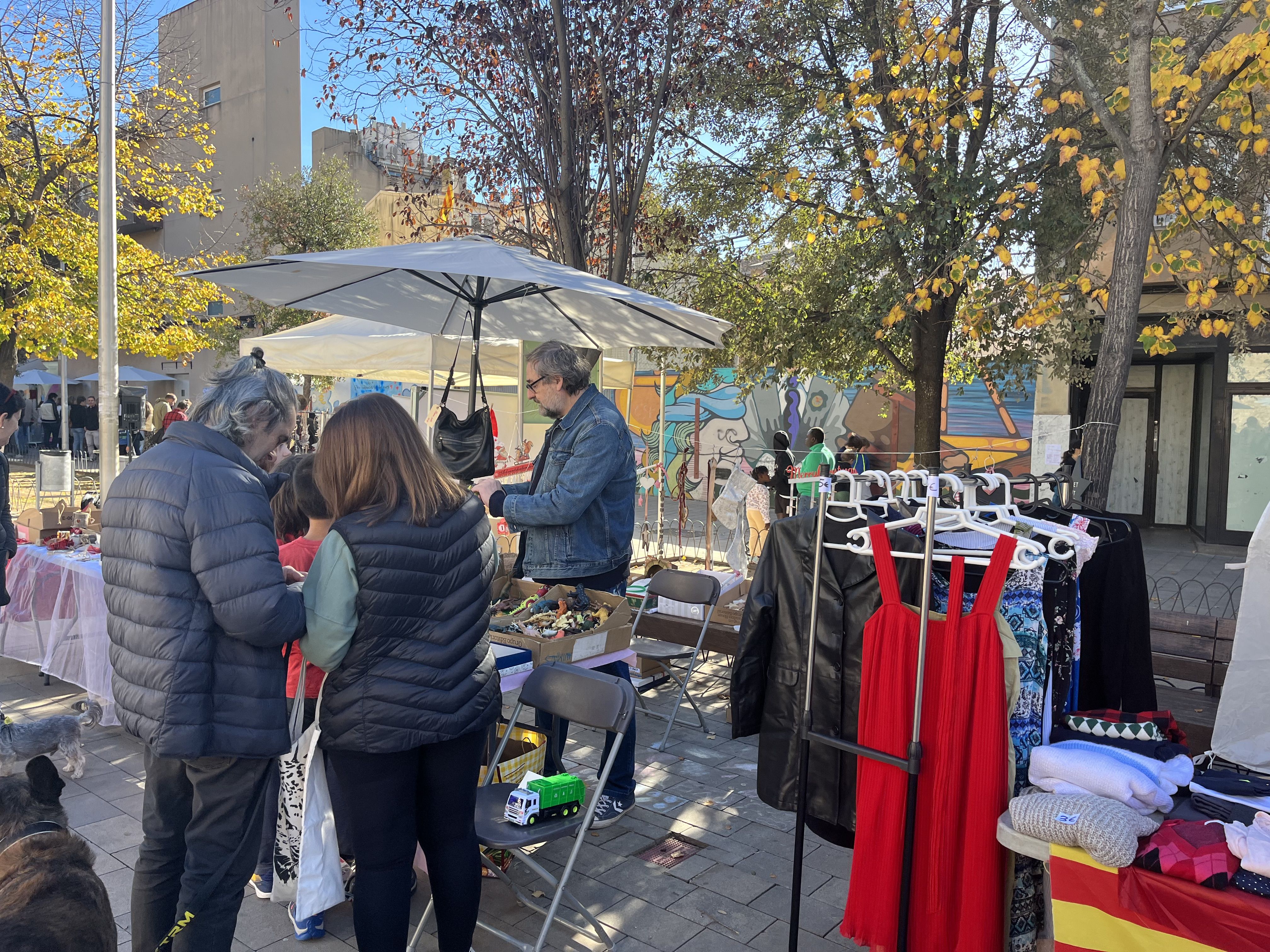 Diverses AFAs de Rubí han posat les seves paradetes per a vendre productes de segona mà. Foto: Redacció