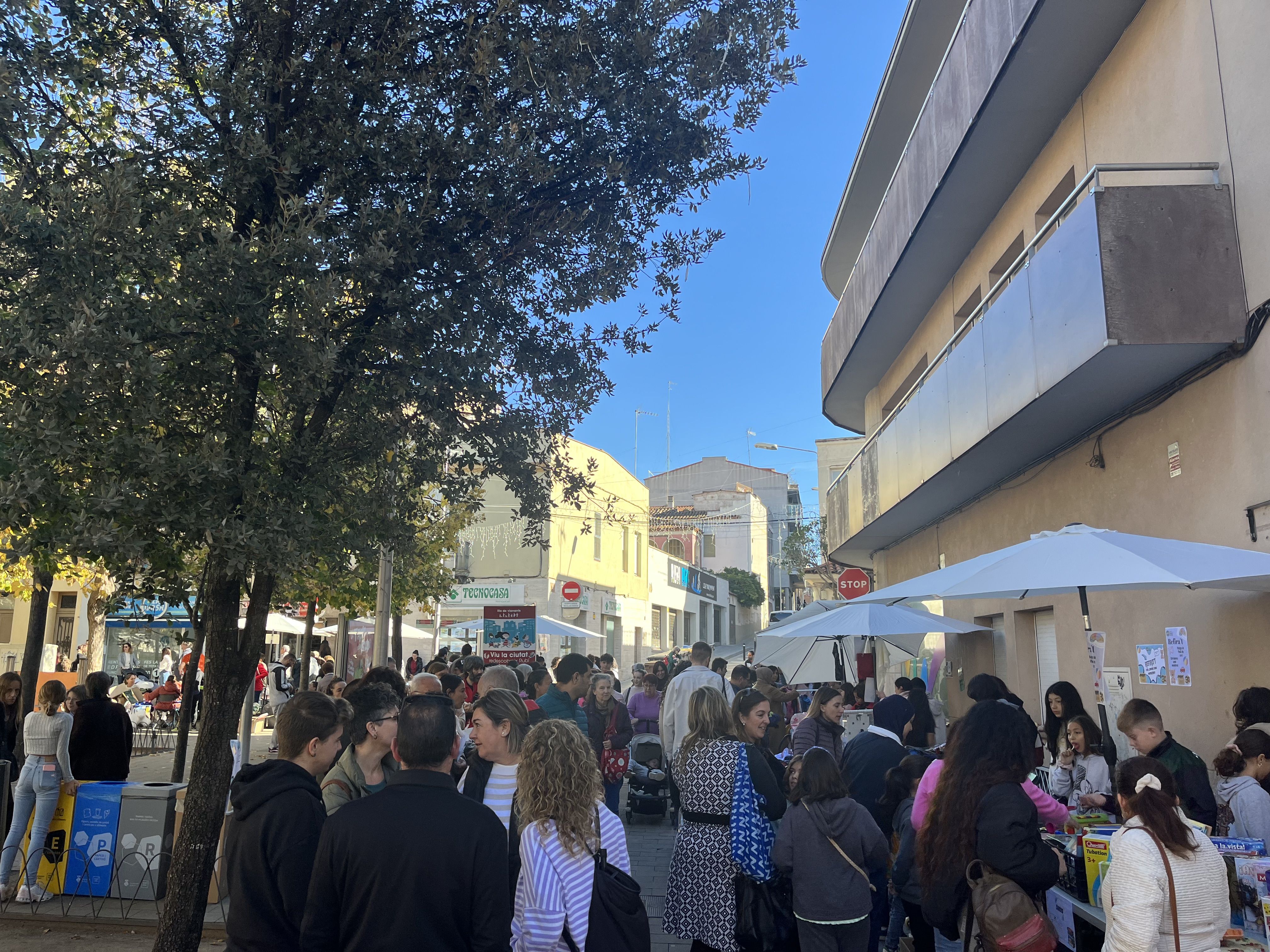 Diverses AFAs de Rubí han posat les seves paradetes per a vendre productes de segona mà. Foto: Redacció