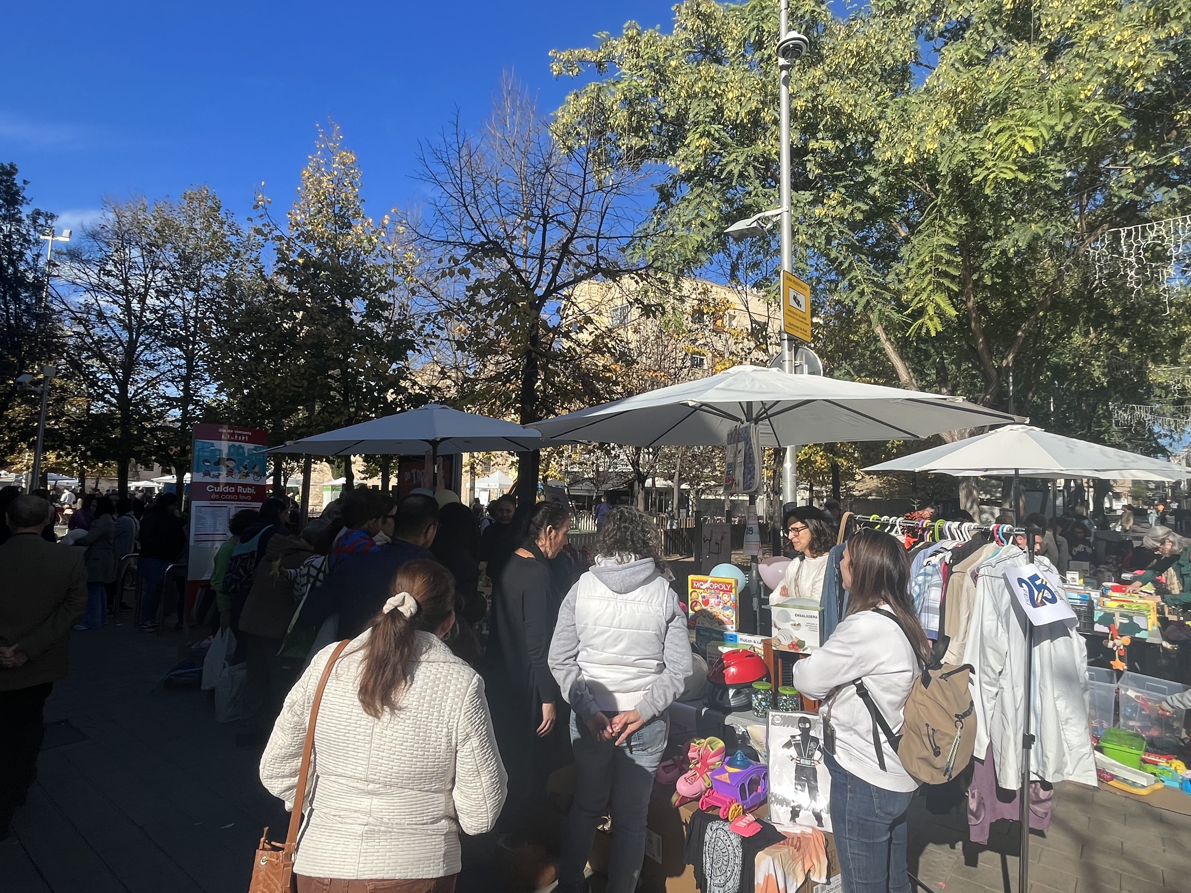 Diverses AFAs de Rubí han posat les seves paradetes per a vendre productes de segona mà. Foto: Redacció