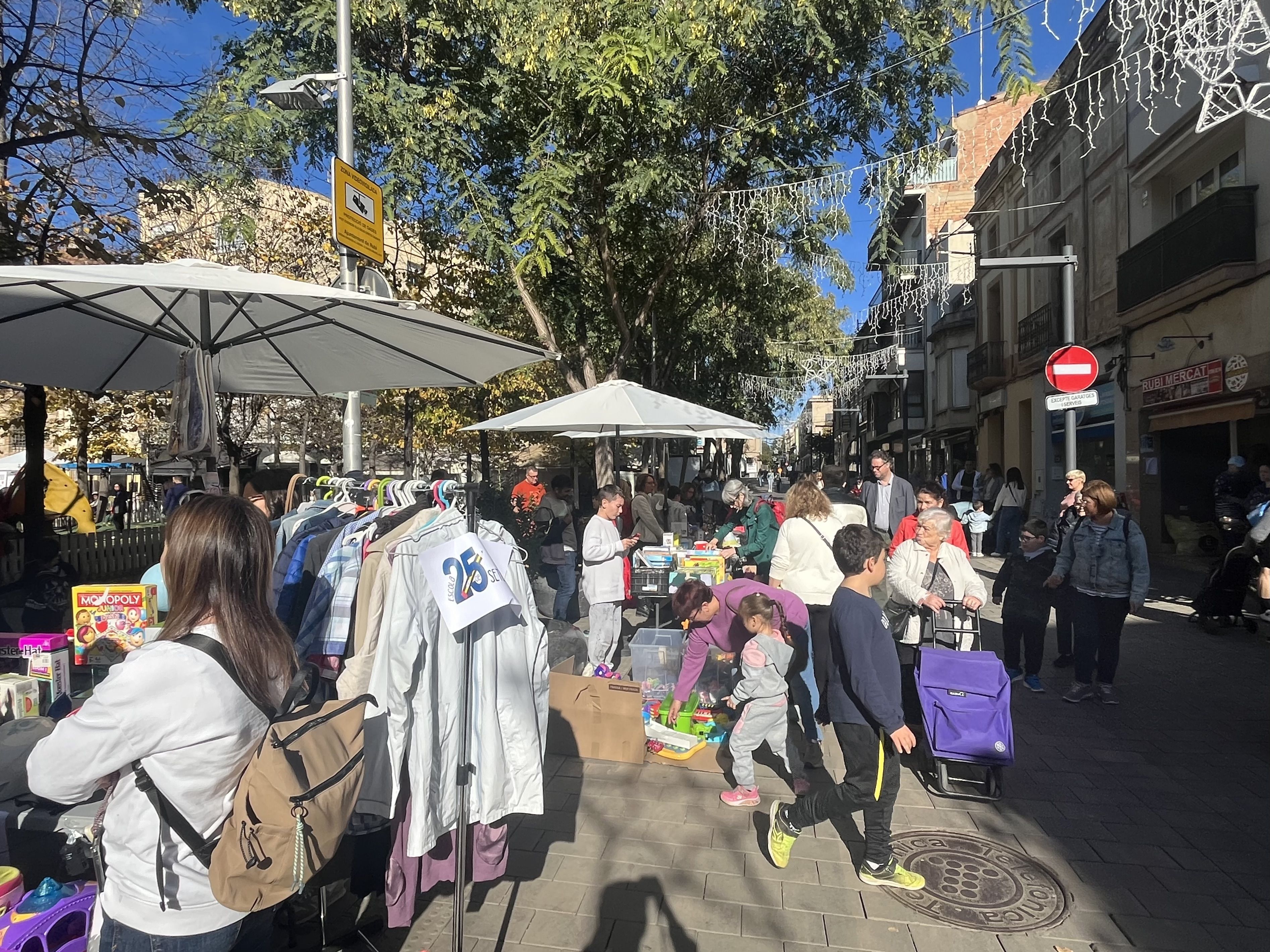 Diverses AFAs de Rubí han posat les seves paradetes per a vendre productes de segona mà. Foto: Redacció