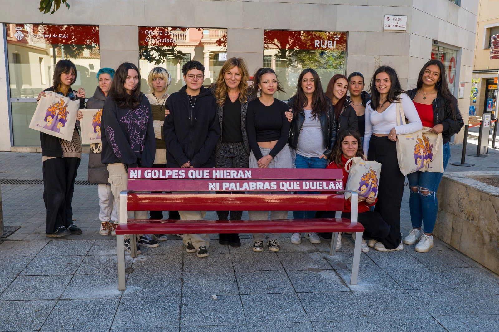Rubí se suma a la campanya El banc vermell contra la violència masclista. FOTO: Ajuntament de Rubí-Local Pres