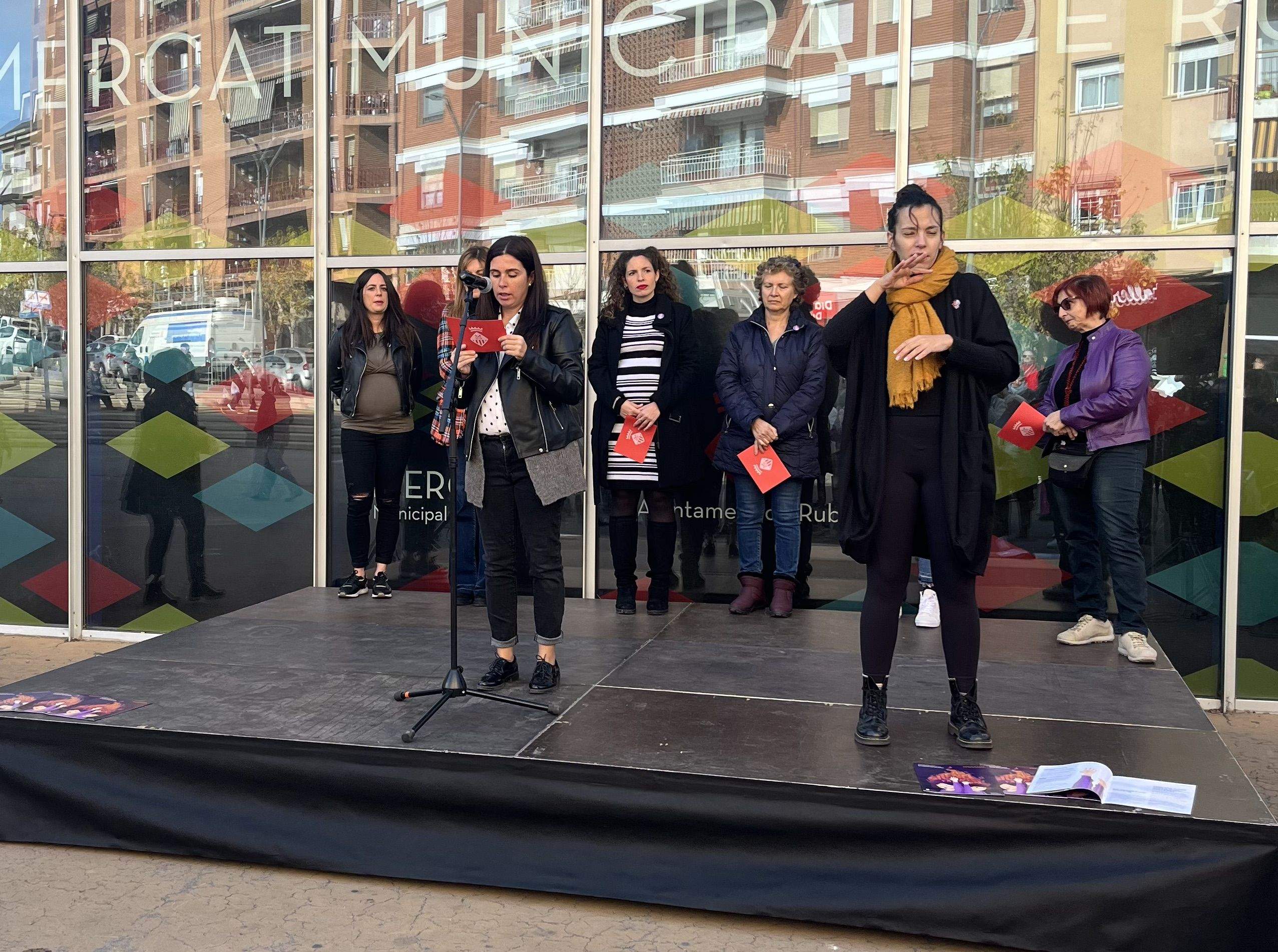 L'edil ha començat recordant a les víctimes mortals per violència masclista a Espanya. Foto: P.S. L'edil ha començat recordant a les víctimes mortals per violència masclista a Espanya. Foto: P.S.