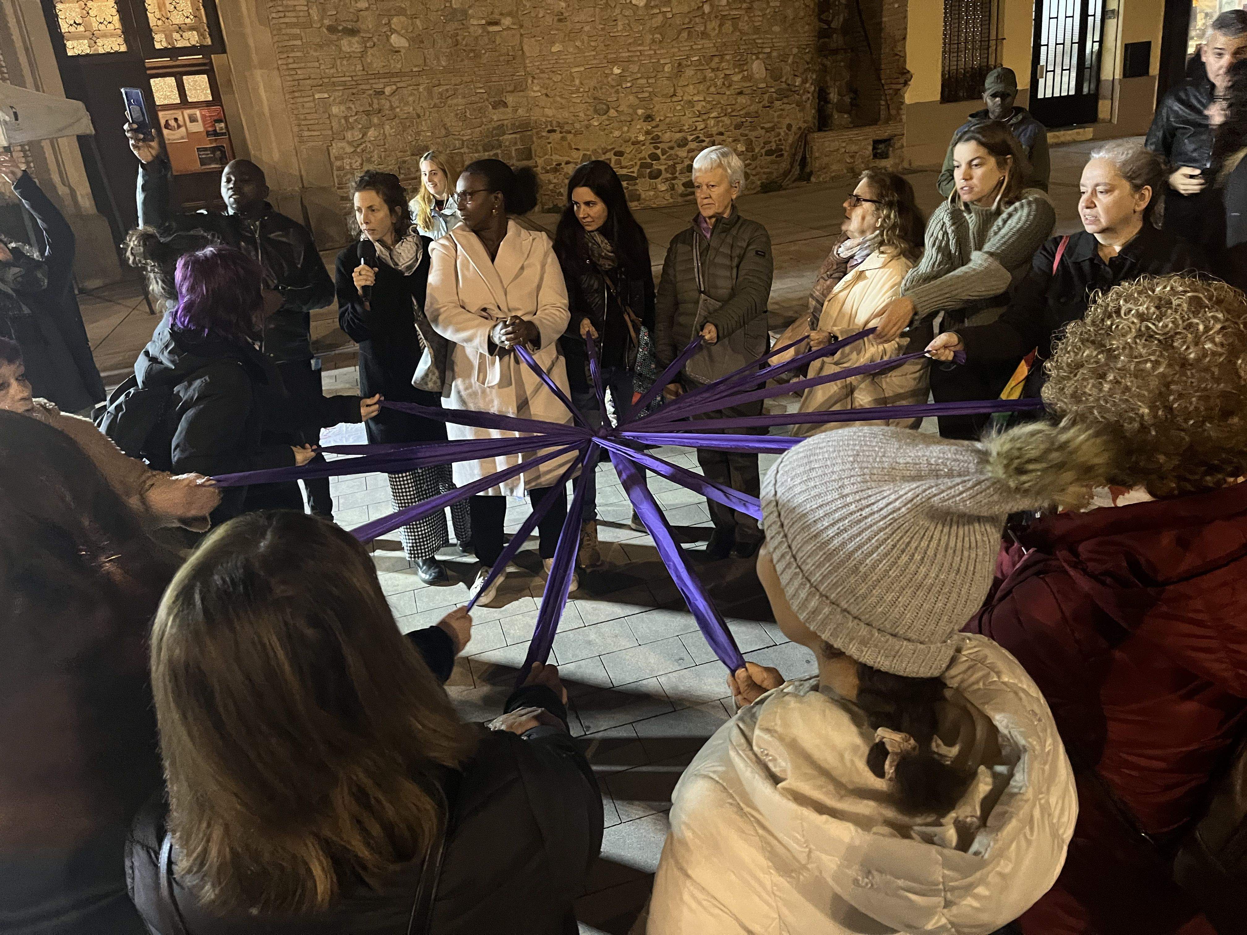 L'acte contra la violència masclista ha comptat amb gairebé un centenar d'assistents. Foto: P.S.