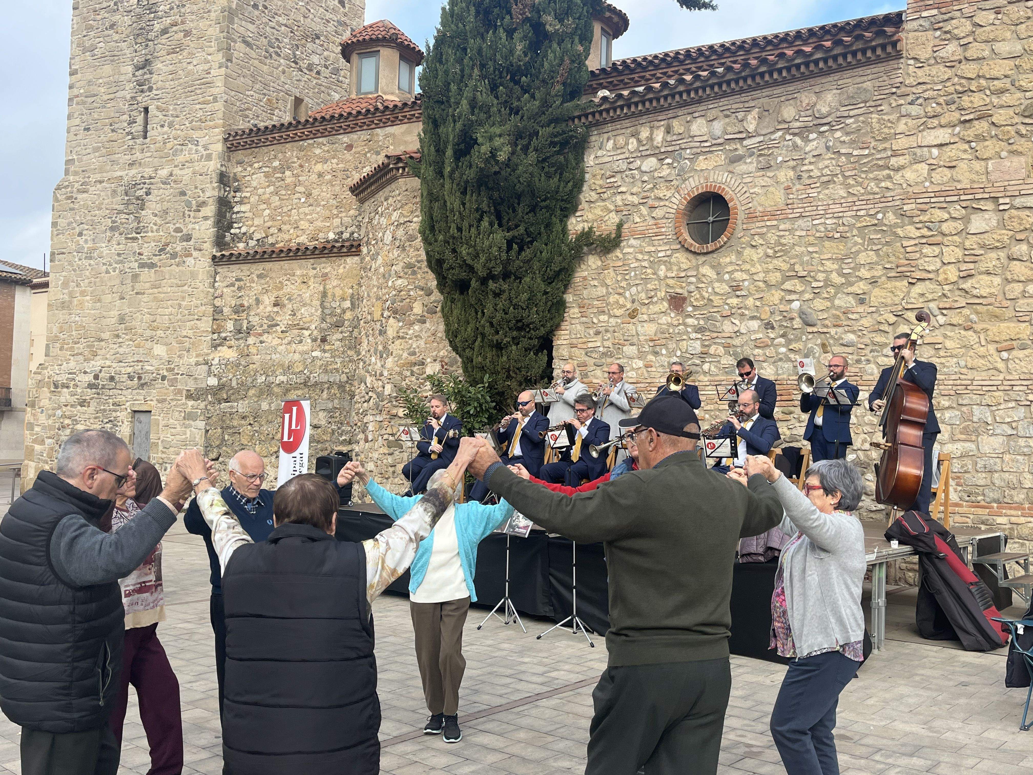 Tothom que s'ha volgut sumar ha pogut unir-se als grups ja experimentats en sardana i ha pogut aprendre dels millors. Foto: P.S.