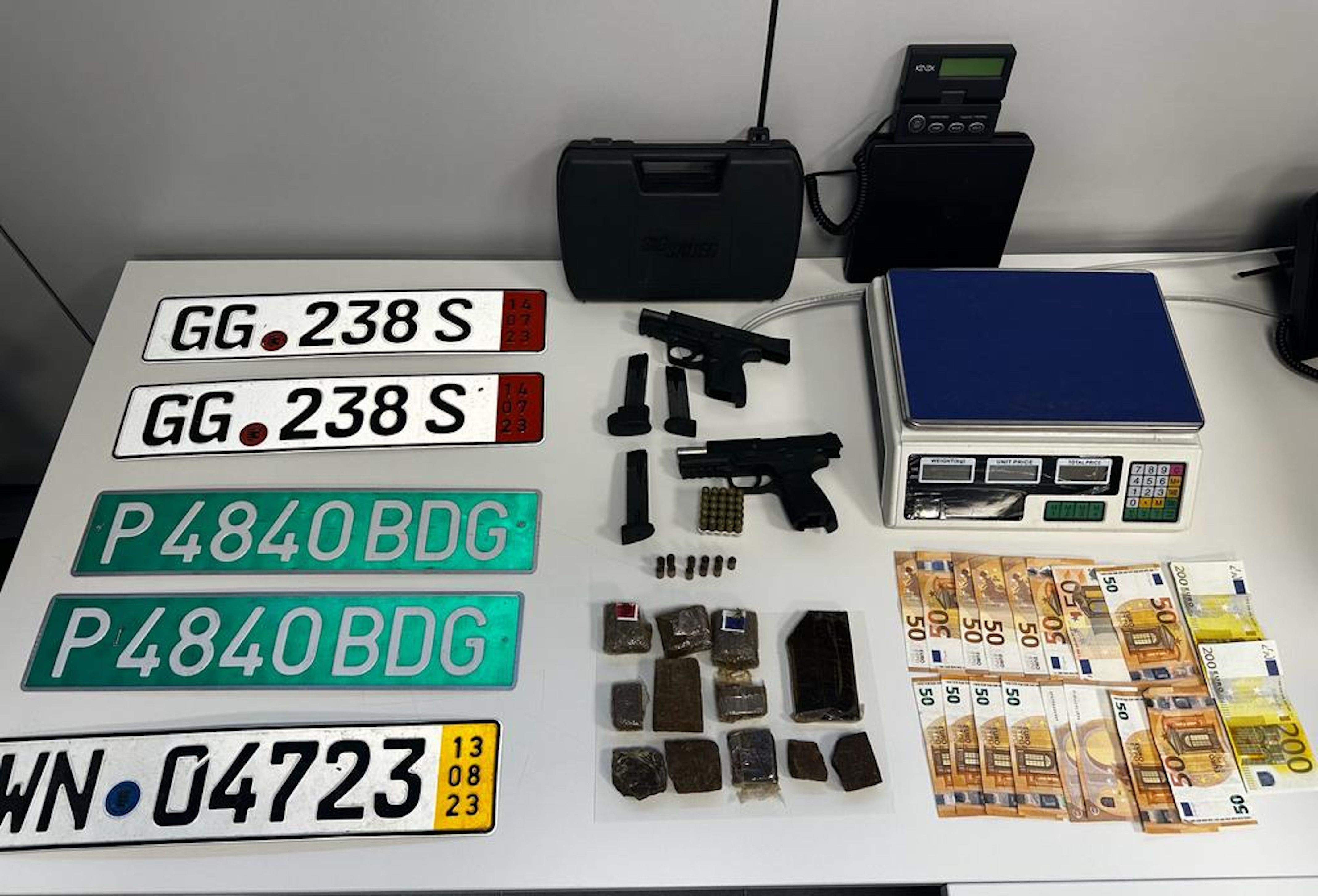 Els Mossos entren en un domicili de Rubí durant la desarticulació d'un grup criminal. FOTO: Mossos/ACN