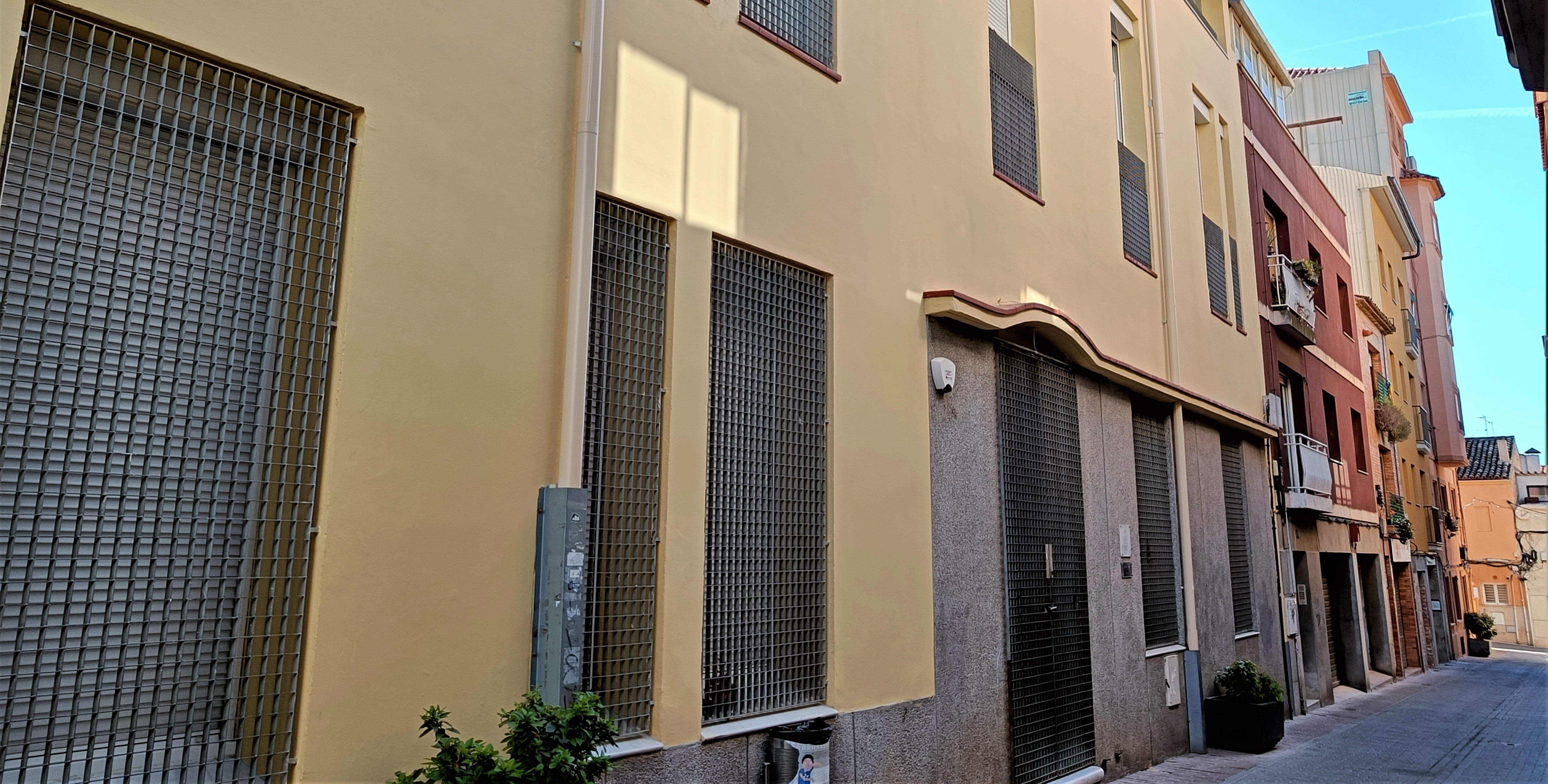 La Schola i la seu de l'antiga Cooperativa La Rubinese. FOTO: Angel Vicente, abril 2023