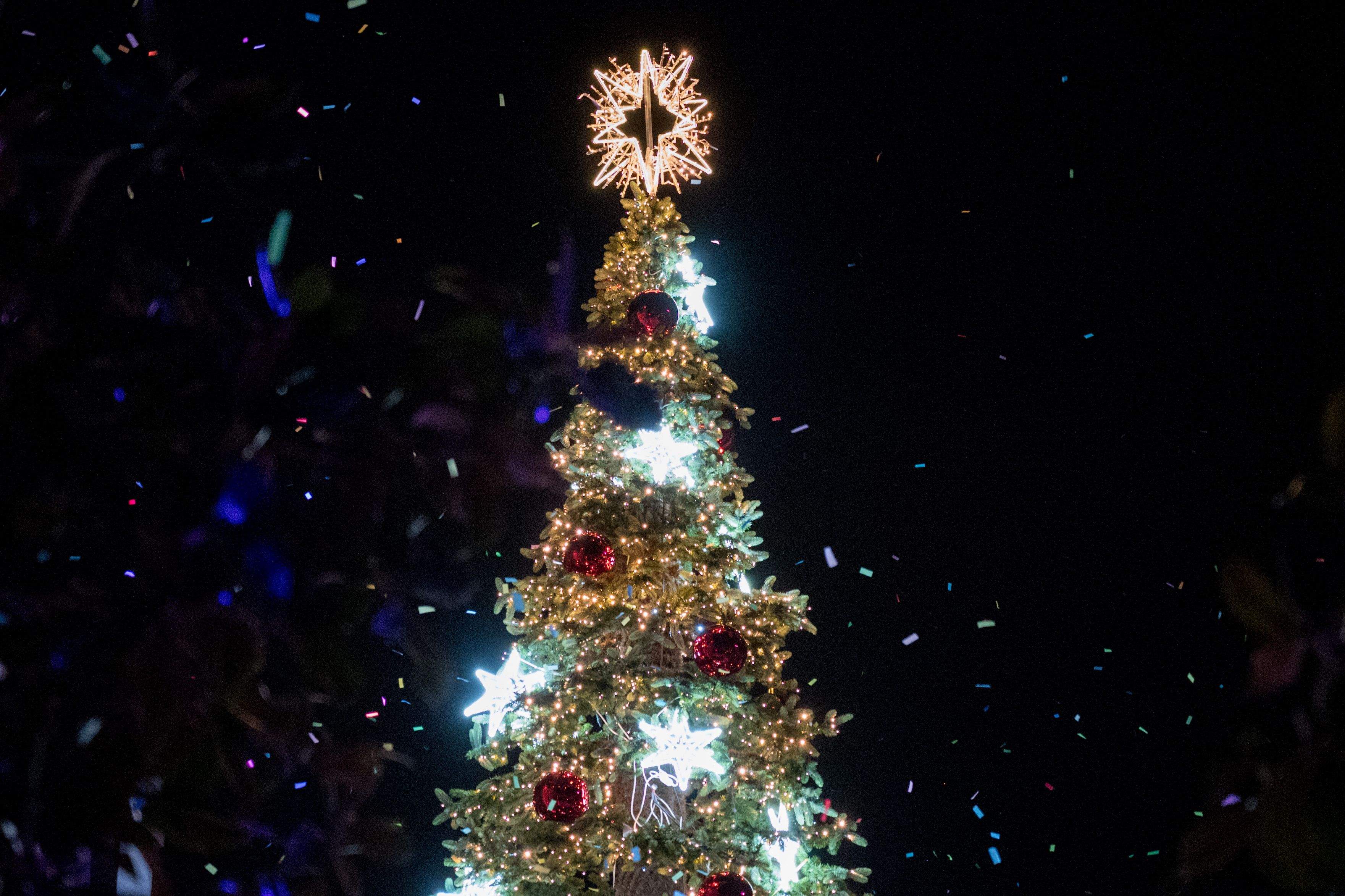 Els rubinencs omplen la plaça de l’Ajuntament per donar la benvinguda al Nadal. FOTO: Carmelo Jiménez