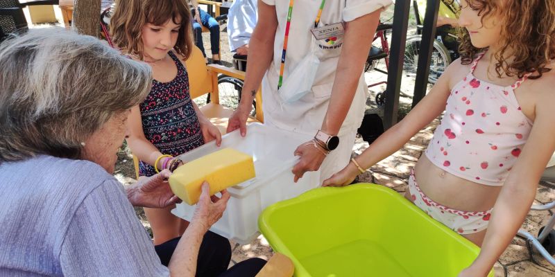 Es tracta d'una experiència pionera en la qual les persones grans conviuen amb infants de 6 a 12 anys FOTO: Cedida