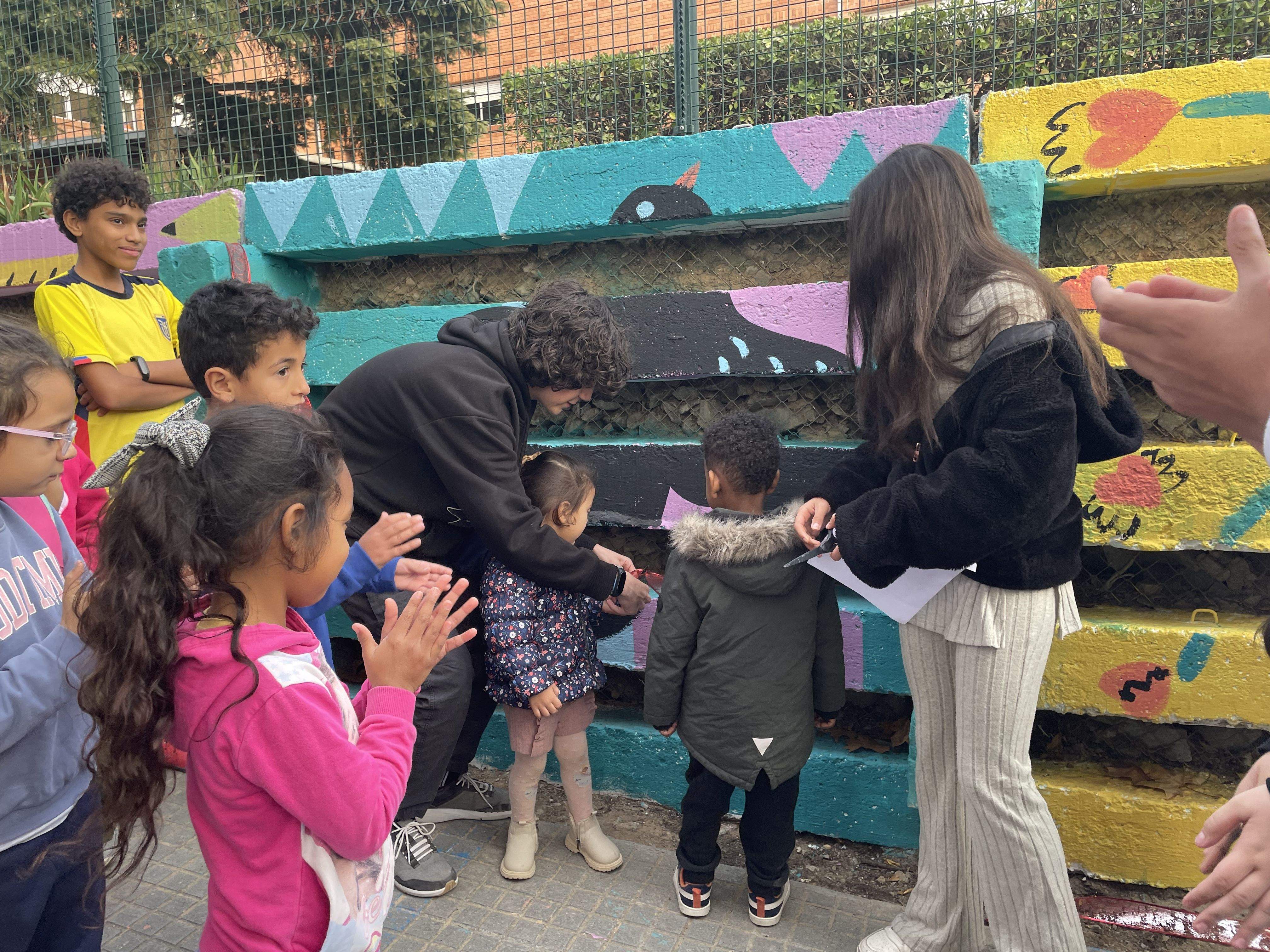 L'alumnat del Teresa Altet i del CEE Ca n'Oriol inaugura tres murals amb motiu del 25N. FOTO: Estela Luengo