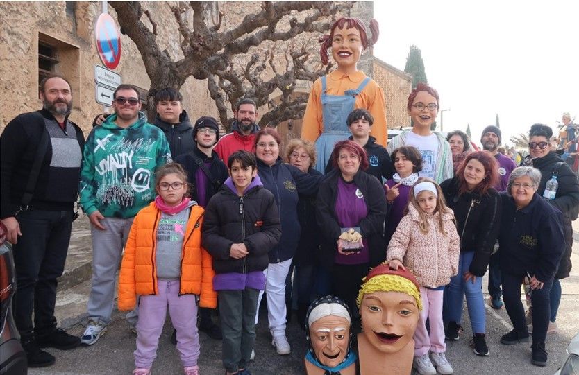 La colla gegantera de Ca n'Oriol visita el monestir de Santa Creus. FOTO: Cedida