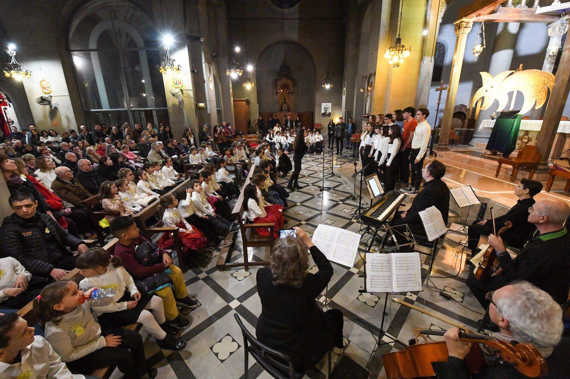El concert de Nadal de l’escola de l’any passat va omplir l’esglèsia. FOTO: Ajuntament de Rubí - Localpres
