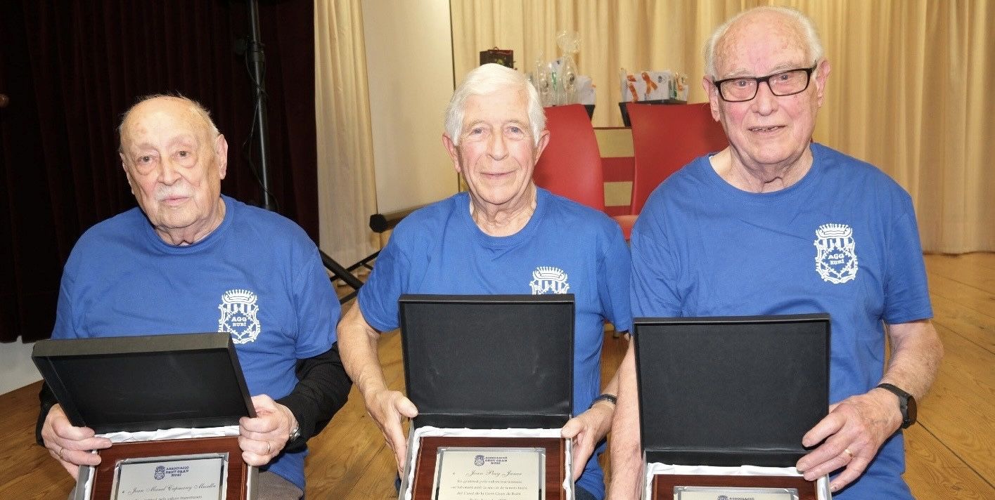L'Associació de Gent Gran homenatja als impulsors del tenis taula al Casal. FOTO: Cedida