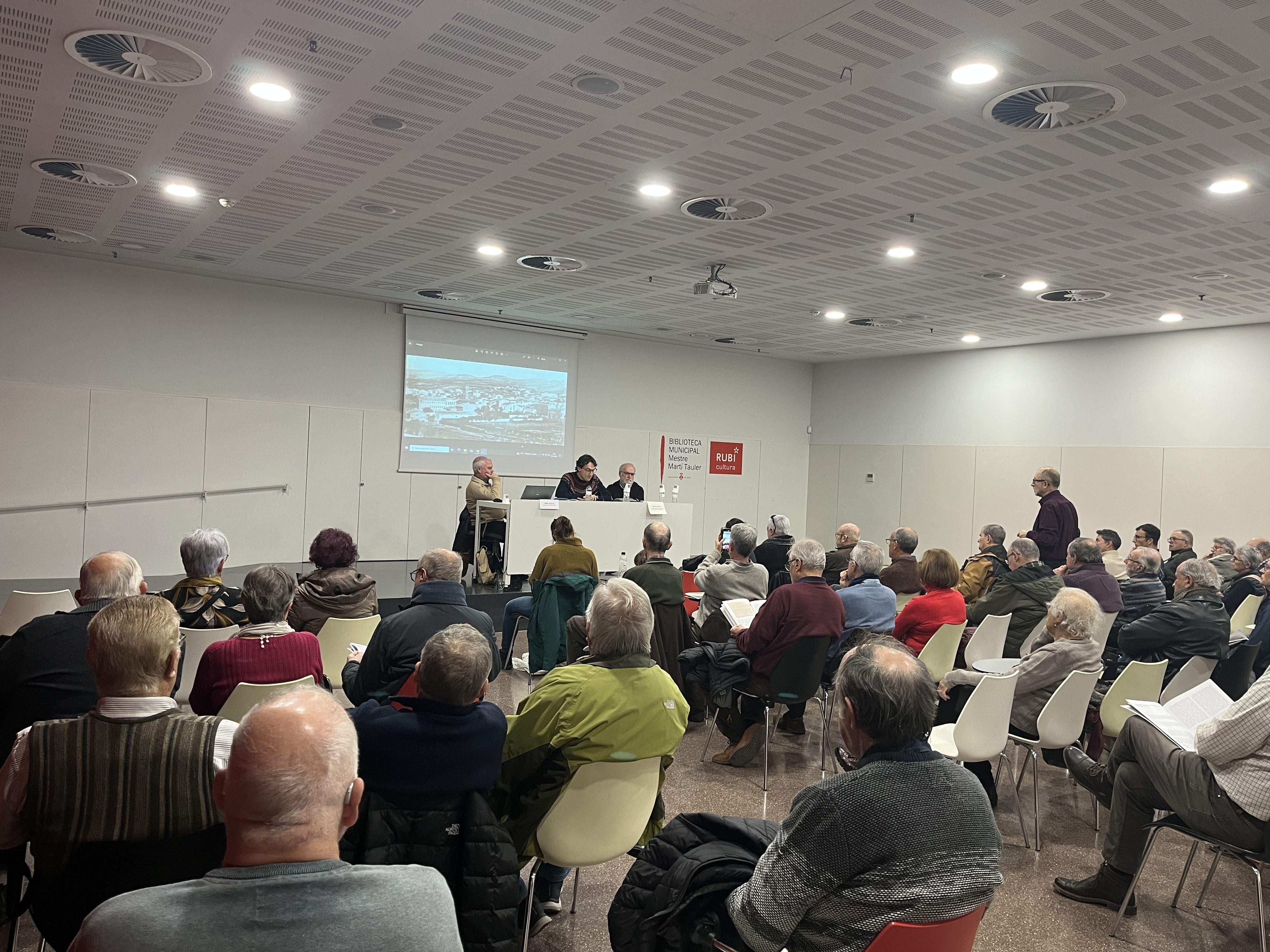 L'acte de presentació del 'Butlletí' s'ha fet a la Biblioteca Mestre Martí Tauler i a prop d'una seixantena d'assistents han gaudit de la xerrada i les ponències de Jordi Vilalta i companyia. Foto: P.S.