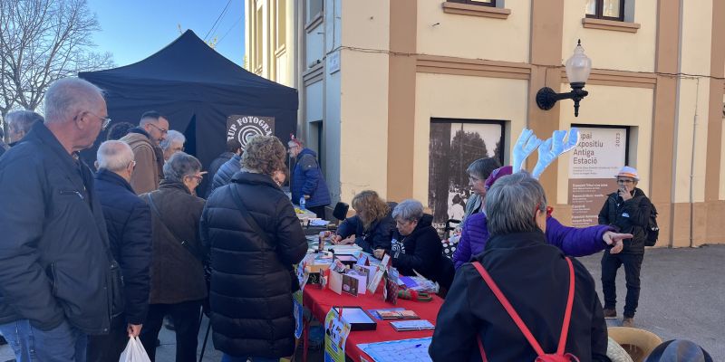 El grup ha posat una petita carpa fosca per a realizar la tècnica. Foto: P.S.