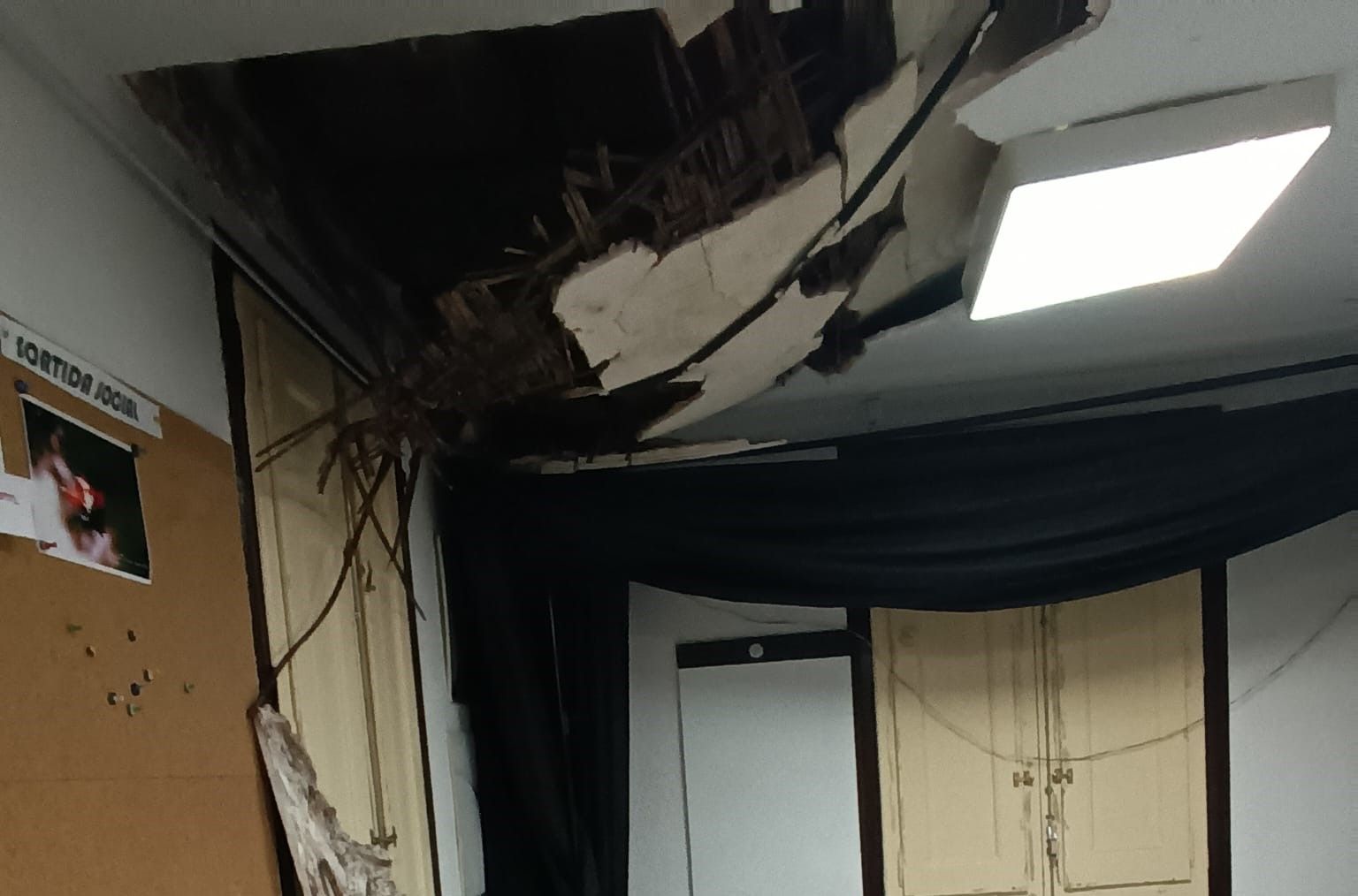 Cau part del sostre del local del Grup Fotogràfic El Gra. FOTO: El Gra