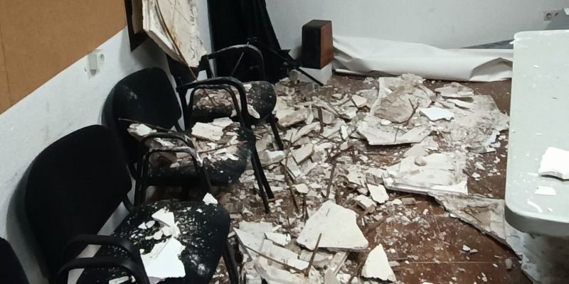 Com ha quedat la sala després de la caiguda del sostre. FOTO: El Gra