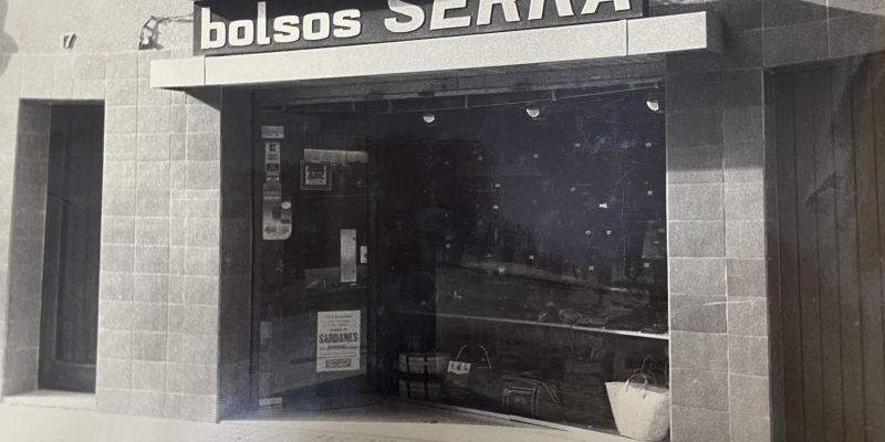 Façana de la botiga als anys 70. FOTO: Cedida