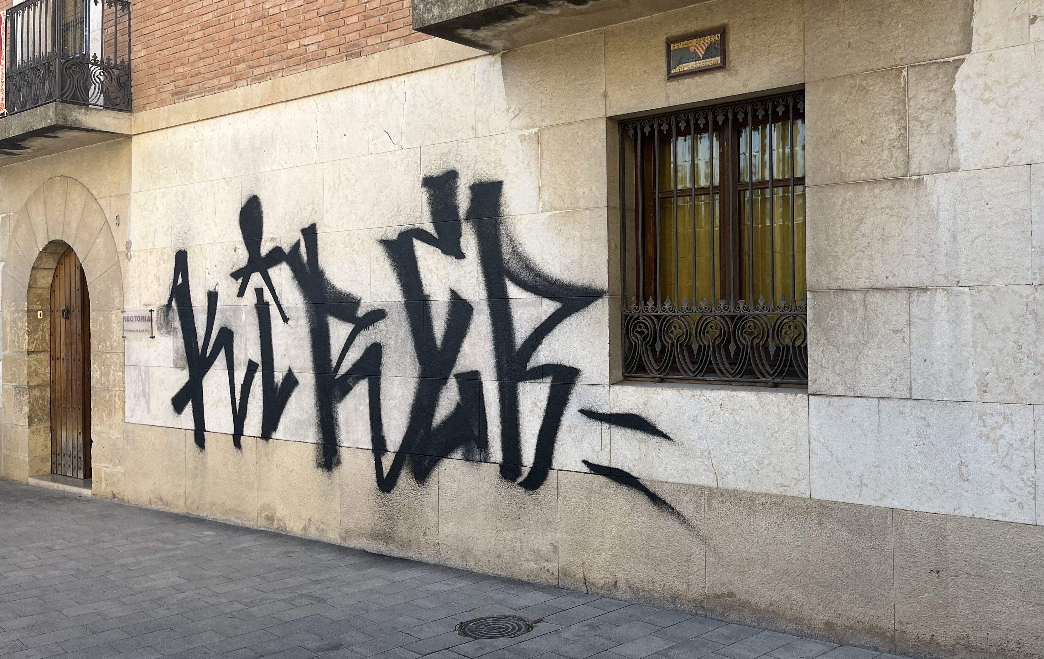 Aquests dos elements de l'Església de Sant Pere formen part del patrimoni cultural i material de la ciutat. Foto: Redacció