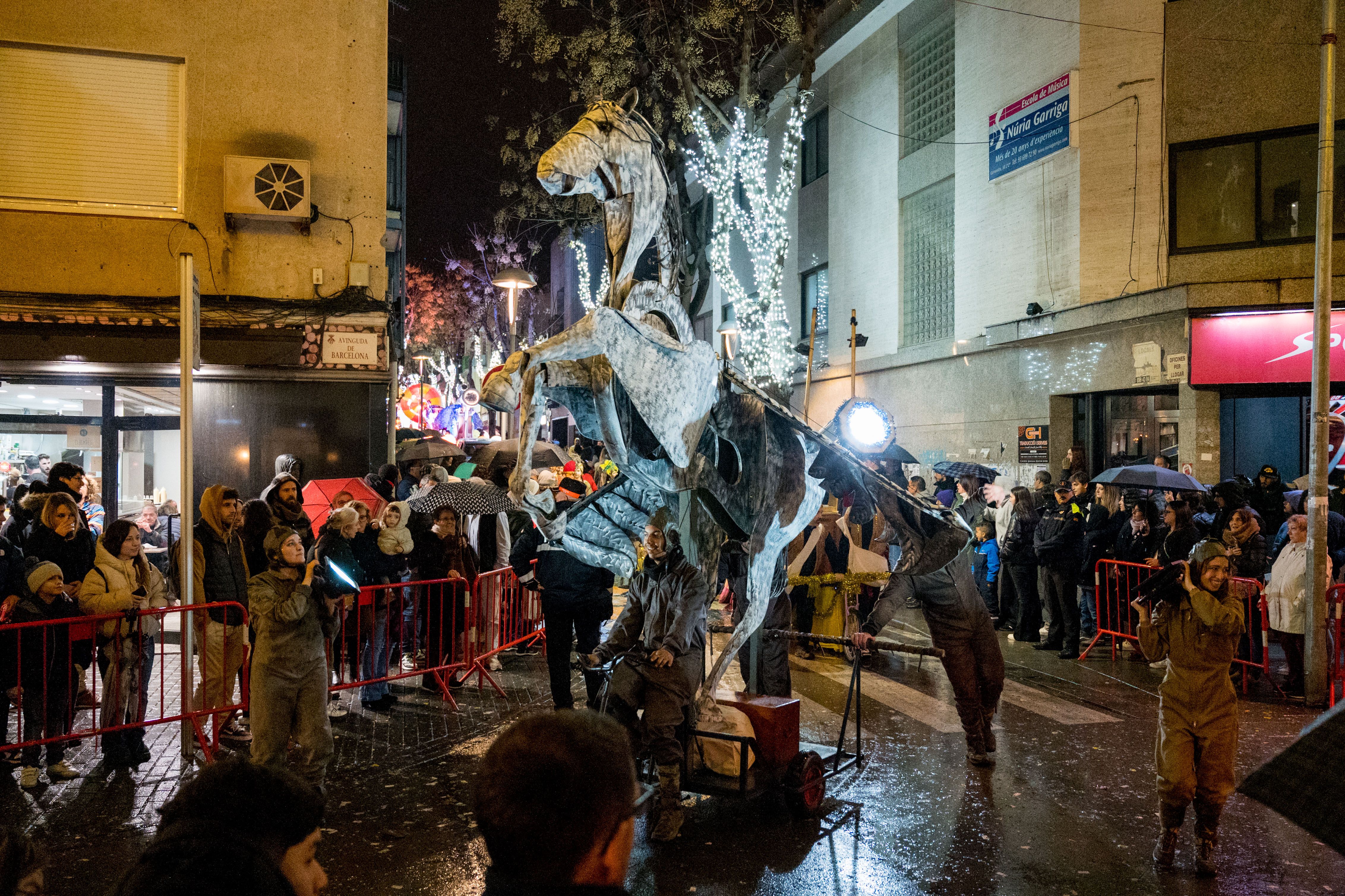 Desenes de voluntàries i voluntaris de la Comissió de Reis han fet possible la cavalcada. Foto: Carmelo Jiménez