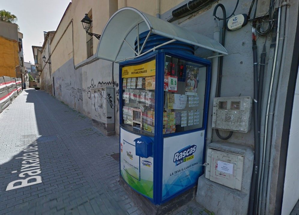 Quiosc de la ONCE ubicat a la Baixada de Sant Joan, on s'ha venut el cupó premiat. FOTO: Google Maps Quiosc de la ONCE ubicat a la Baixada de Sant Joan, on s'ha venut el cupó premiat. FOTO: Google Maps