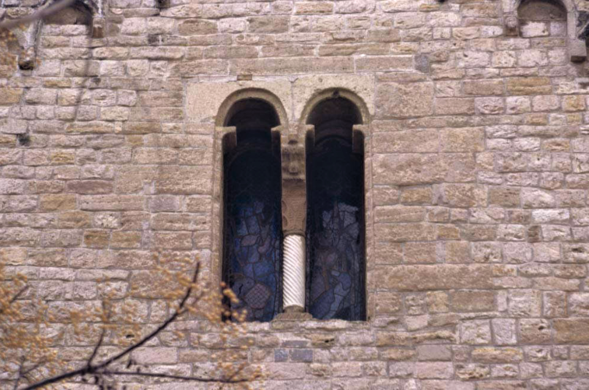 El finestral romànic de l'església de Sant Pere. FOTO: Germán García/Arxiu Fotogràfic del Centre Excursionista de Catalunya El finestral romànic de l'església de Sant Pere. FOTO: Germán García/Arxiu Fotogràfic del Centre Excursionista de Catalunya