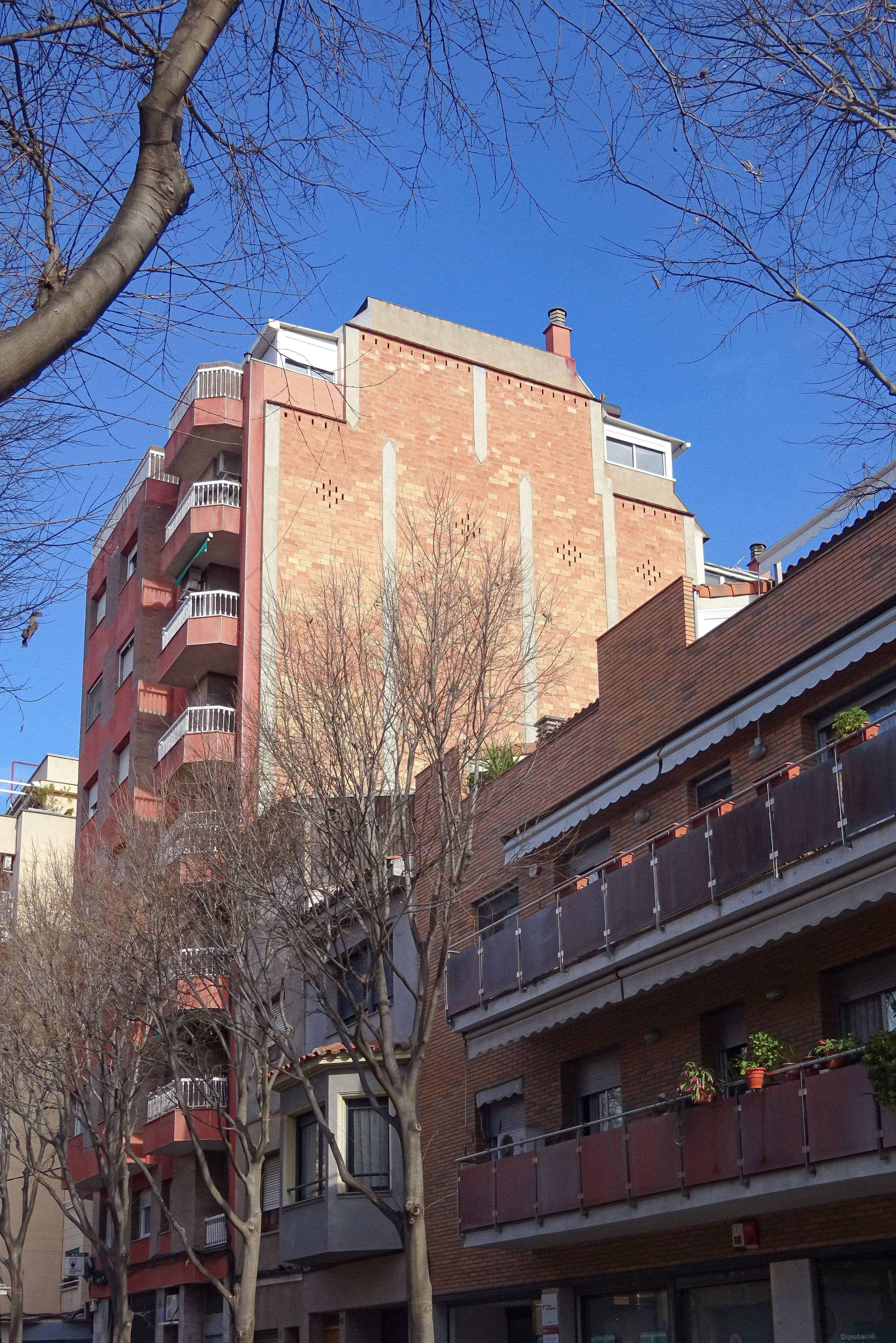 Edifici de nou plantes d’abans del 1981. FOTO: Josep Milà