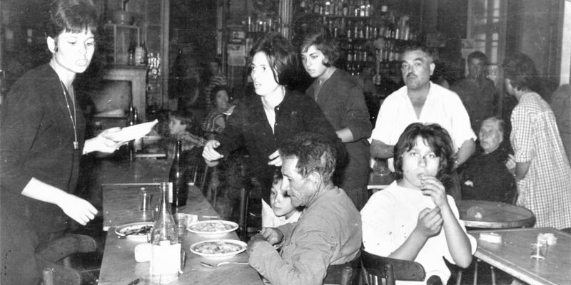 A la imatge podem veure l'interior del Casino Espanyol, concretament el bar, en alguns dels dies immediats a la catàstrofe del 25 de setembre. FOTO: Fons Vicenç Rizo