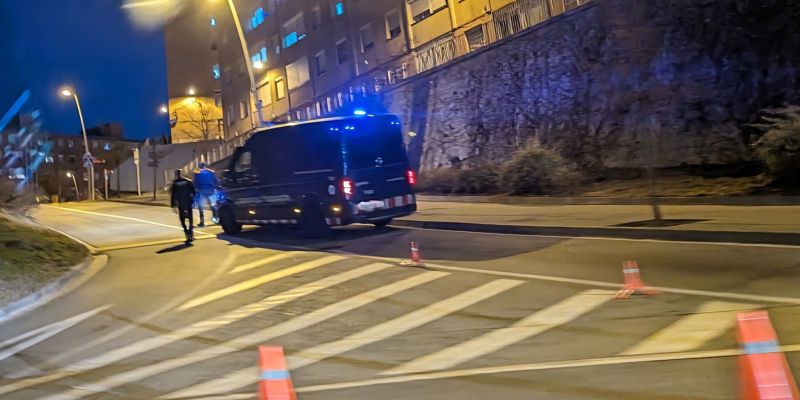 Furgons dels Mossos a l'entrada del Pinar per la carretera C-1413a. FOTO: E.L.