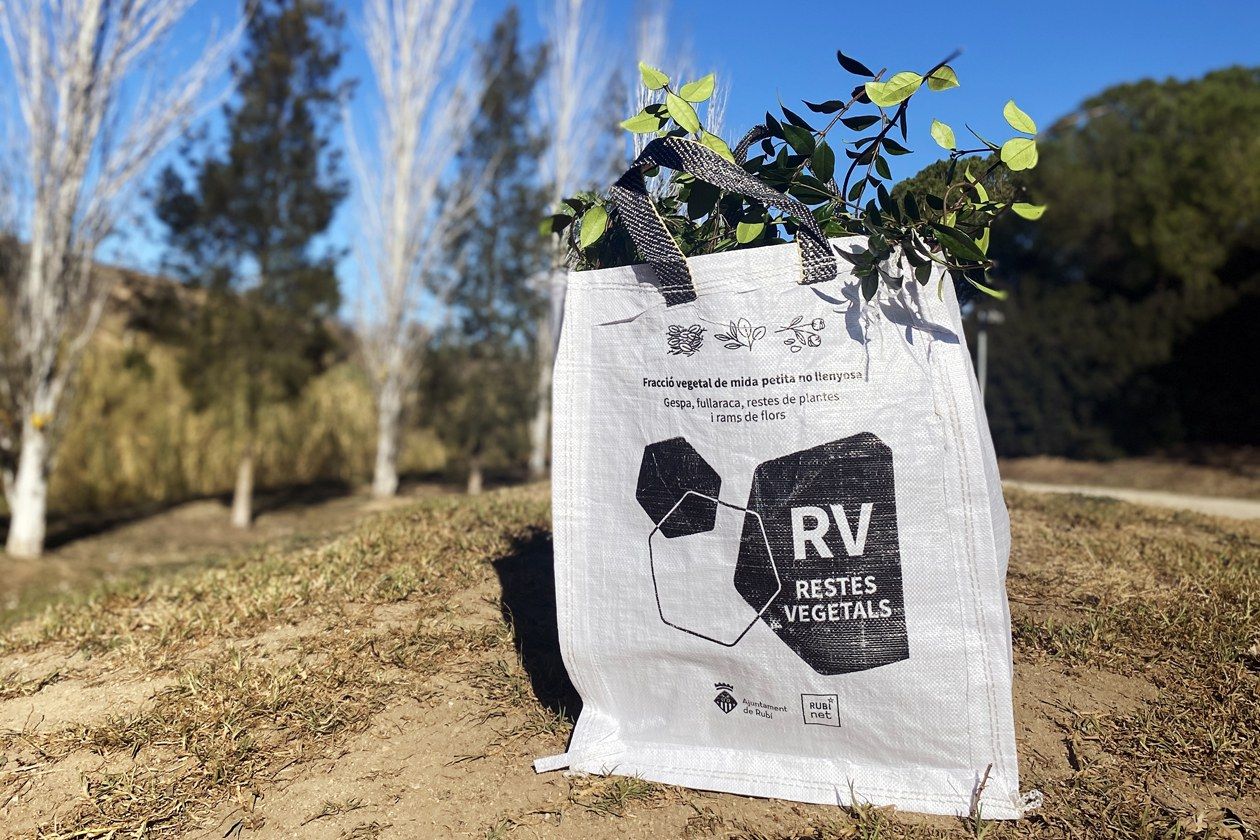 Comença el repartiment de saques reutilitzables per llençar restes vegetals. FOTO: Ajuntament de Rubí