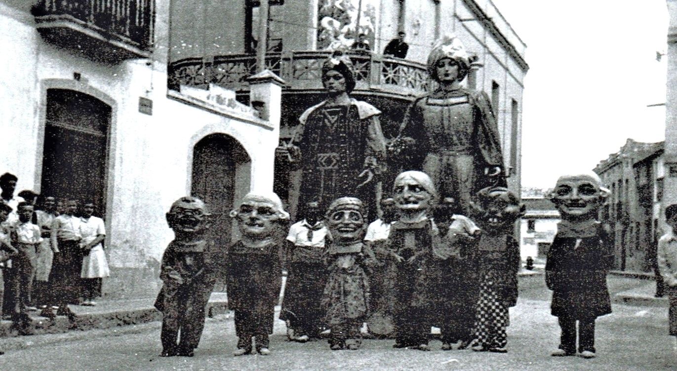 Gegants i capgrossos a Rubí el 1948. FOTO: Arxiu Fotogràfic del Museu de Rubí.