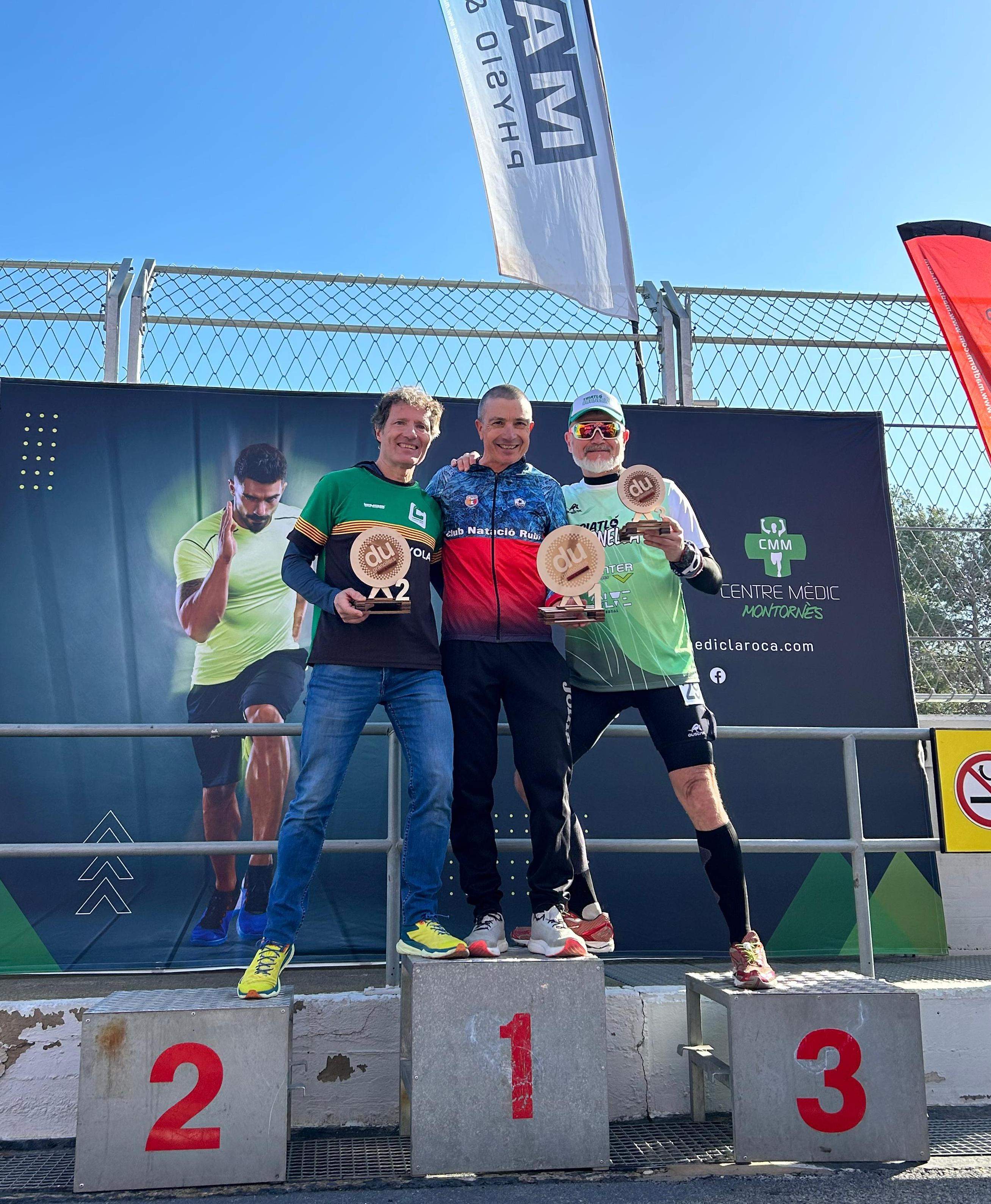 Pòdium del CN Rubí al Duatló de Granollers, Ricard Valenzuela al centre. FOTO: CN Rubí