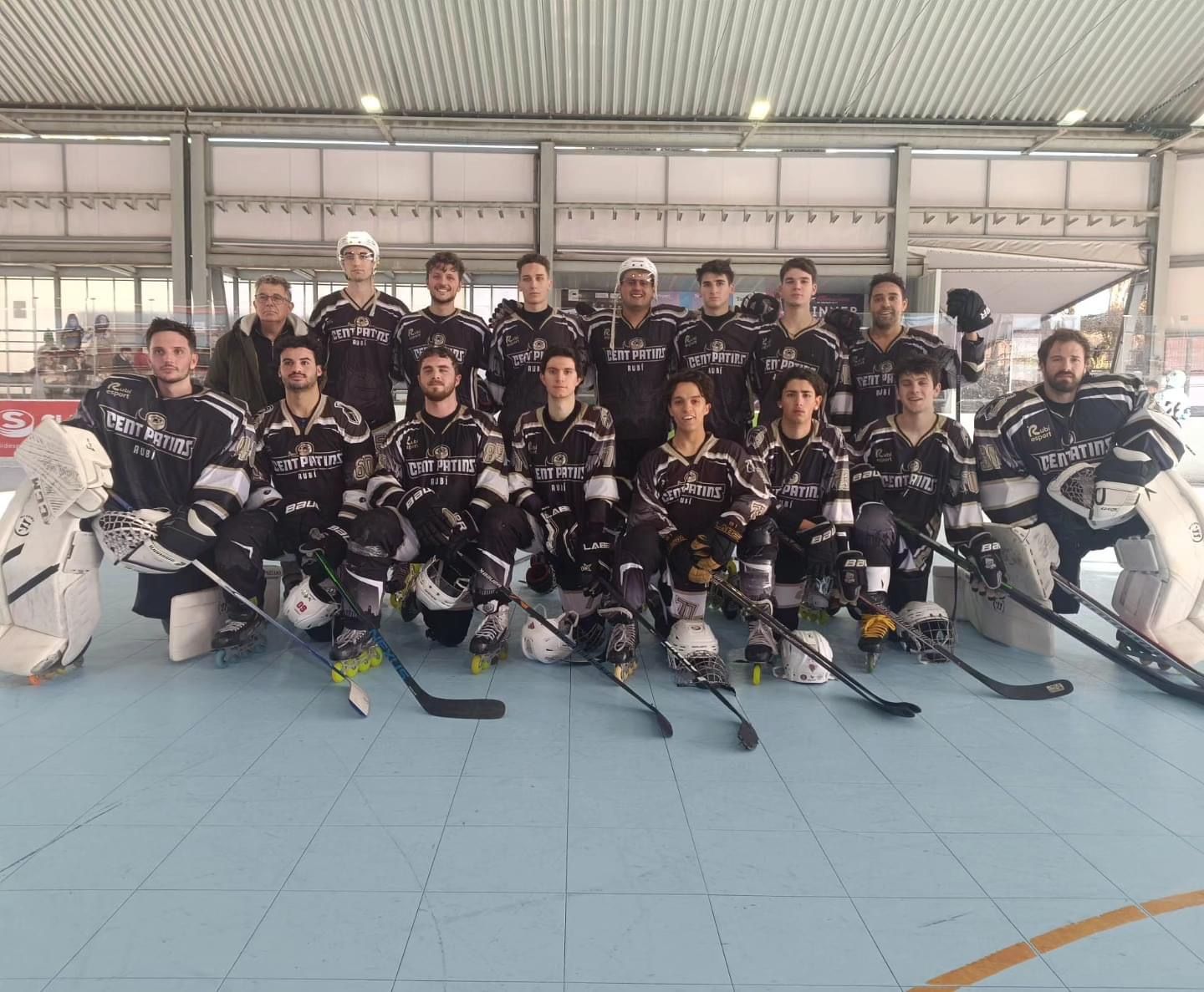 Gran jornada d'hoquei línia en la pista Francesc Calvo de Rubí. FOTO: Cent Patins