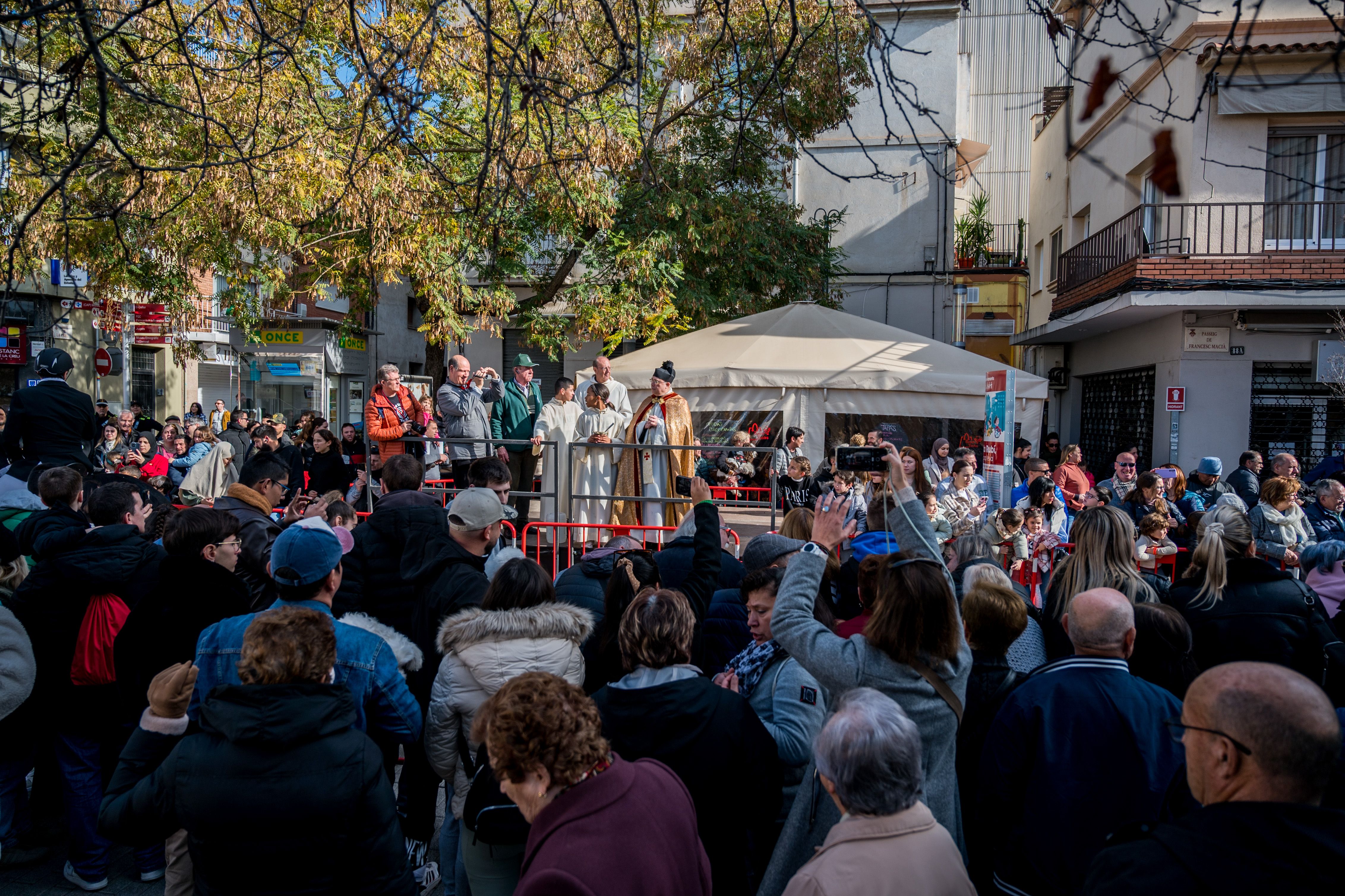 El mossèn Joaquim Messeguer ha beneït als animals que s'han apropat a la plaça Catalunya. Foto: Carmelo Jiménez