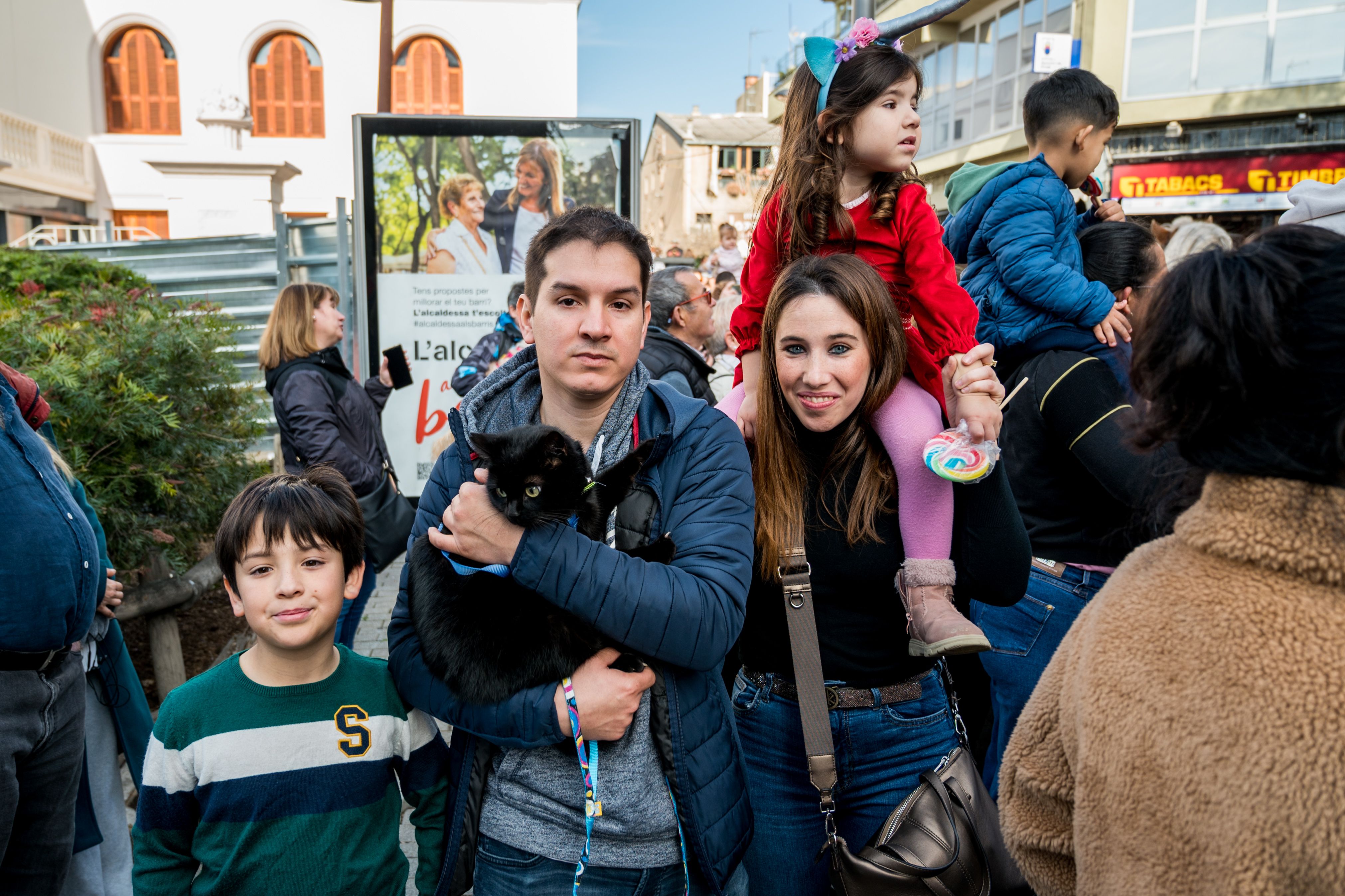 El mossèn Joaquim Messeguer ha beneït als animals que s'han apropat a la plaça Catalunya. Foto: Carmelo Jiménez