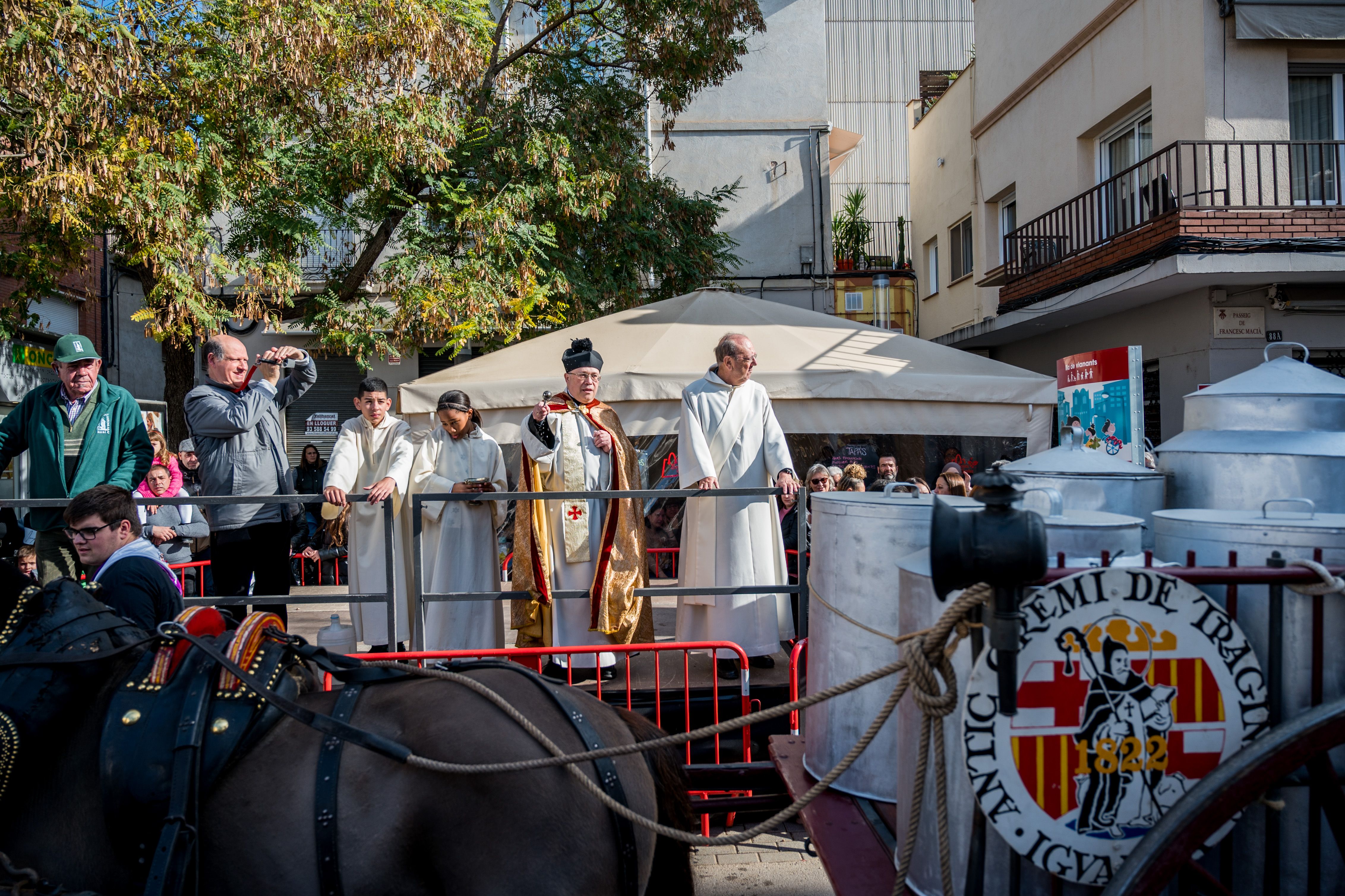 El mossèn Joaquim Messeguer ha beneït als animals que s'han apropat a la plaça Catalunya. Foto: Carmelo Jiménez