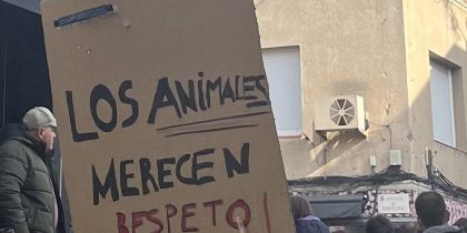 Cartell dels manifestants en contra dels Tres Tombs. Foto: Redacció