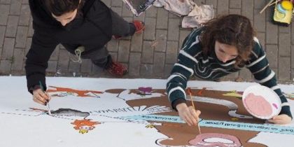 Les artistes fent un dels murals de la iniciativa. FOTO: Cedida