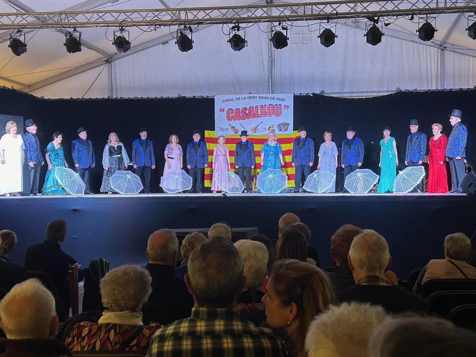 Bona acollida del grup CasalXou en la seva actuació de Sant Antoni Abat. FOTO: Cedida