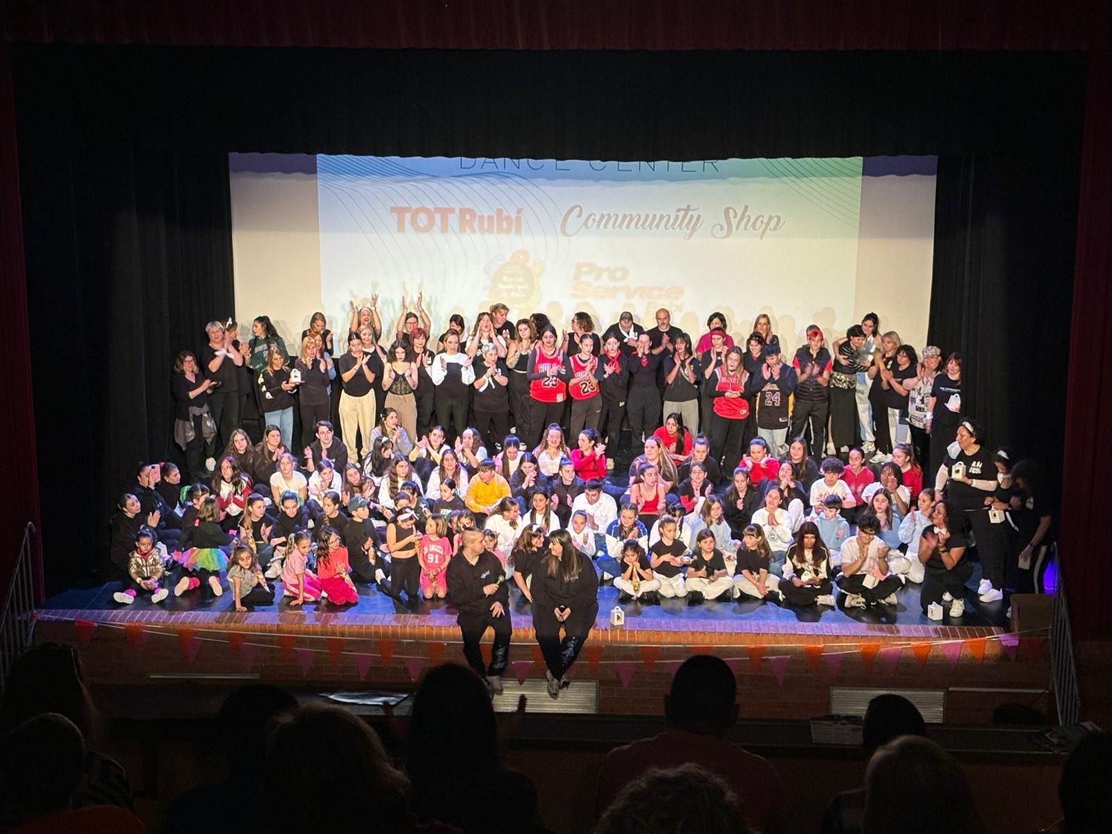 La jornada va ser un gran dia per l'escola, on es va celebrar la unió i la passió per ballar. Foto: The Community Dance Center La jornada va ser un gran dia per l'escola, on es va celebrar la unió i la passió per ballar. Foto: The Community Dance Center