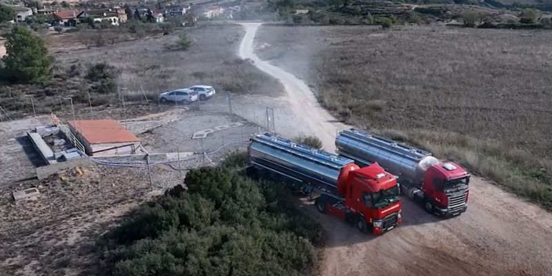 Camions cisterna descarregant aigua al dipòsit de l’Espluga de Francolí. FOTO: ACA Camions cisterna descarregant aigua al dipòsit de l’Espluga de Francolí. FOTO: ACA