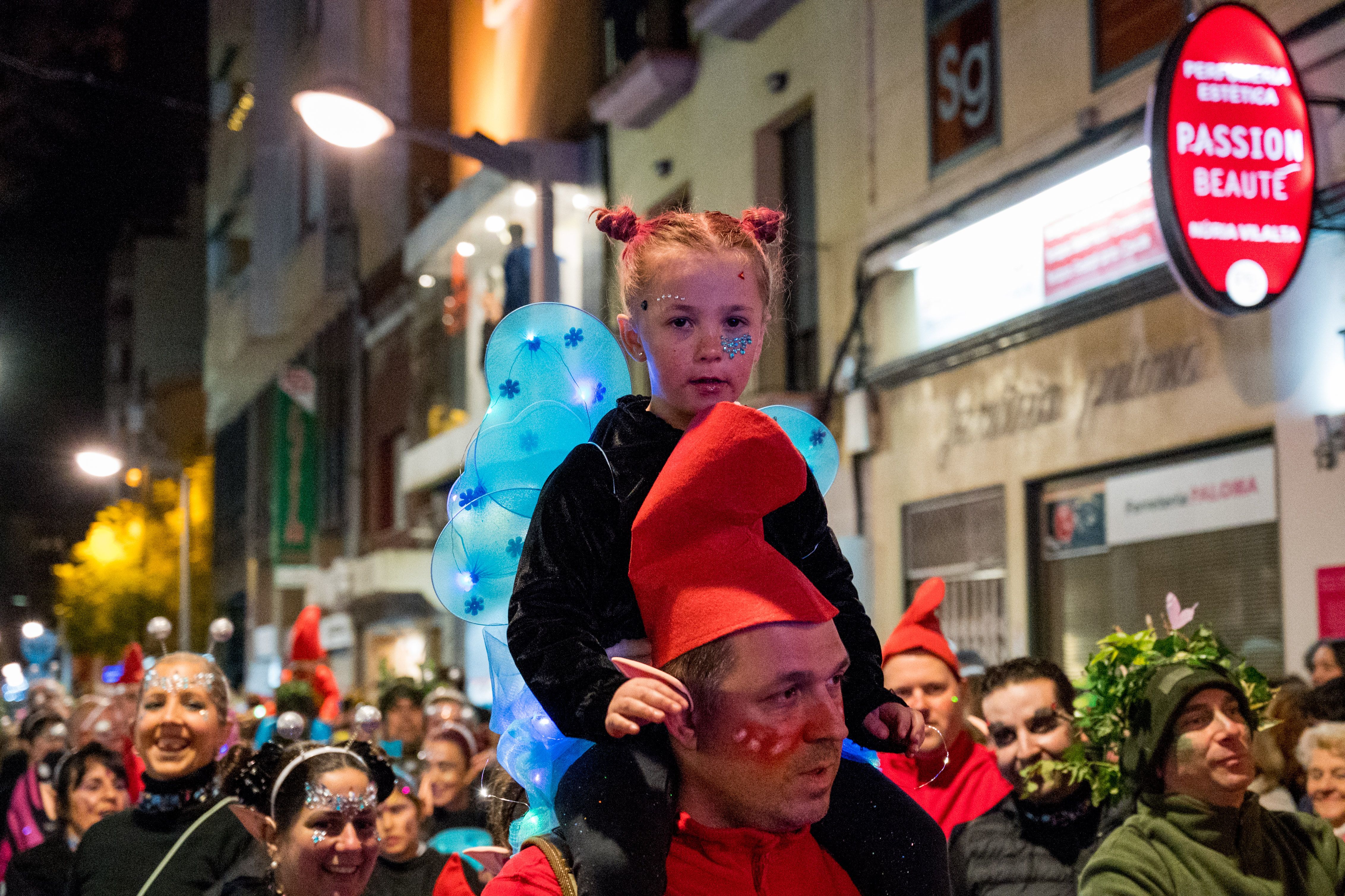 A la cercavila han participat diverses comparses encapçalades pel Rei Carnestoltes i la Reina Encarna. Foto: Carmelo Jiménez